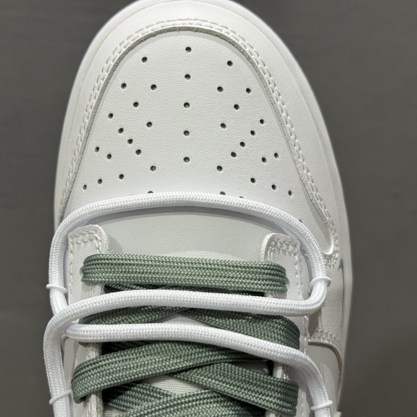 260 Nike Dunk Low 雾绿 当伦敦的雾绿漫入街头以纯净白色为画布 WG0528-102