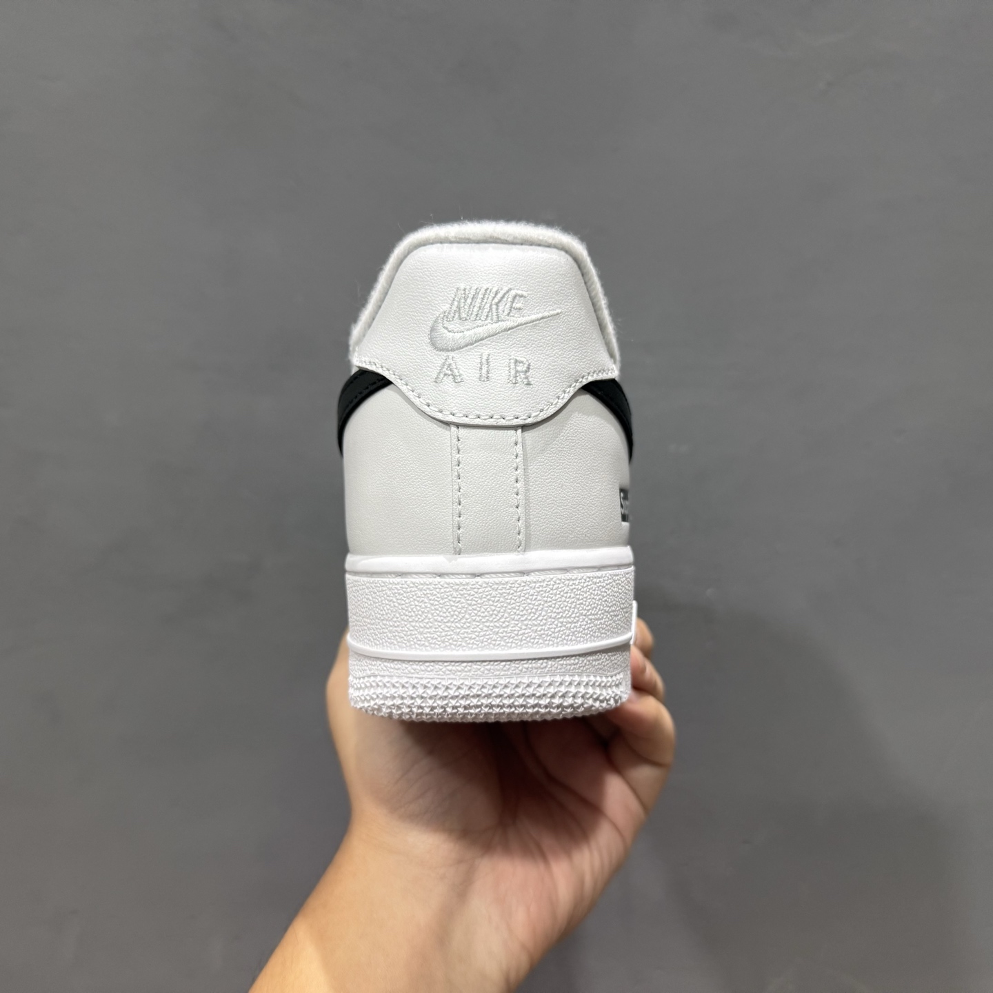 Supreme x Nike Air Force 1'07 Low 联名款 空军一号低帮休闲板鞋 CU9225-102-莆田鞋,莆田鞋货源,高仿鞋,高仿鞋货源,安福档口,莆田高仿鞋,莆田鞋批发,高仿鞋批发,莆田高仿运动鞋,高仿运动鞋,莆田运动鞋 Supreme x Nike Air Force 1'07 Low 联名款 空军一号低帮休闲板鞋 CU9225-102