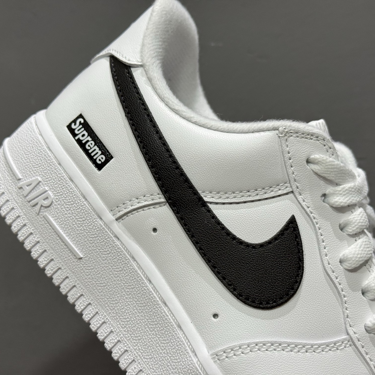 Supreme x Nike Air Force 1'07 Low 联名款 空军一号低帮休闲板鞋 CU9225-102-莆田鞋,莆田鞋货源,高仿鞋,高仿鞋货源,安福档口,莆田高仿鞋,莆田鞋批发,高仿鞋批发,莆田高仿运动鞋,高仿运动鞋,莆田运动鞋 Supreme x Nike Air Force 1'07 Low 联名款 空军一号低帮休闲板鞋 CU9225-102