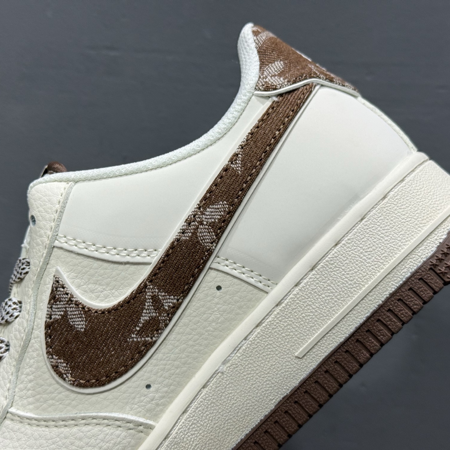 NIke Air Force 1 '07 Low “LV联名-米棕牛仔勾”空军一号 低帮 SM6668-109-莆田鞋,莆田鞋货源,高仿鞋,高仿鞋货源,安福档口,莆田高仿鞋,莆田鞋批发,高仿鞋批发,莆田高仿运动鞋,高仿运动鞋,莆田运动鞋 NIke Air Force 1 '07 Low “LV联名-米棕牛仔勾”空军一号 低帮 SM6668-109