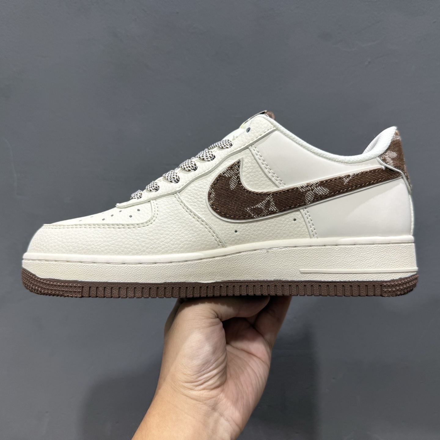 NIke Air Force 1 '07 Low “LV联名-米棕牛仔勾”空军一号 低帮 SM6668-109-莆田鞋,莆田鞋货源,高仿鞋,高仿鞋货源,安福档口,莆田高仿鞋,莆田鞋批发,高仿鞋批发,莆田高仿运动鞋,高仿运动鞋,莆田运动鞋 NIke Air Force 1 '07 Low “LV联名-米棕牛仔勾”空军一号 低帮 SM6668-109