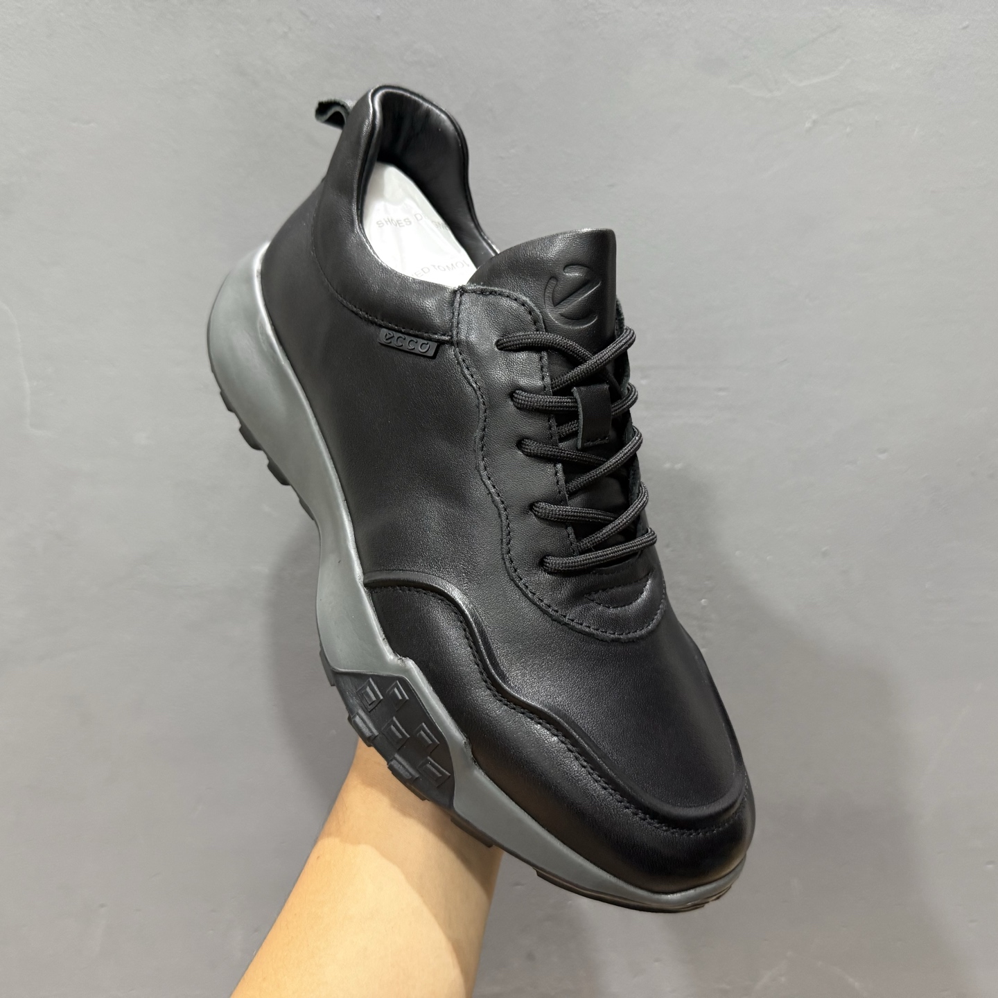 ECCO爱步休闲运动鞋男 纯色拼接防滑耐磨运动鞋