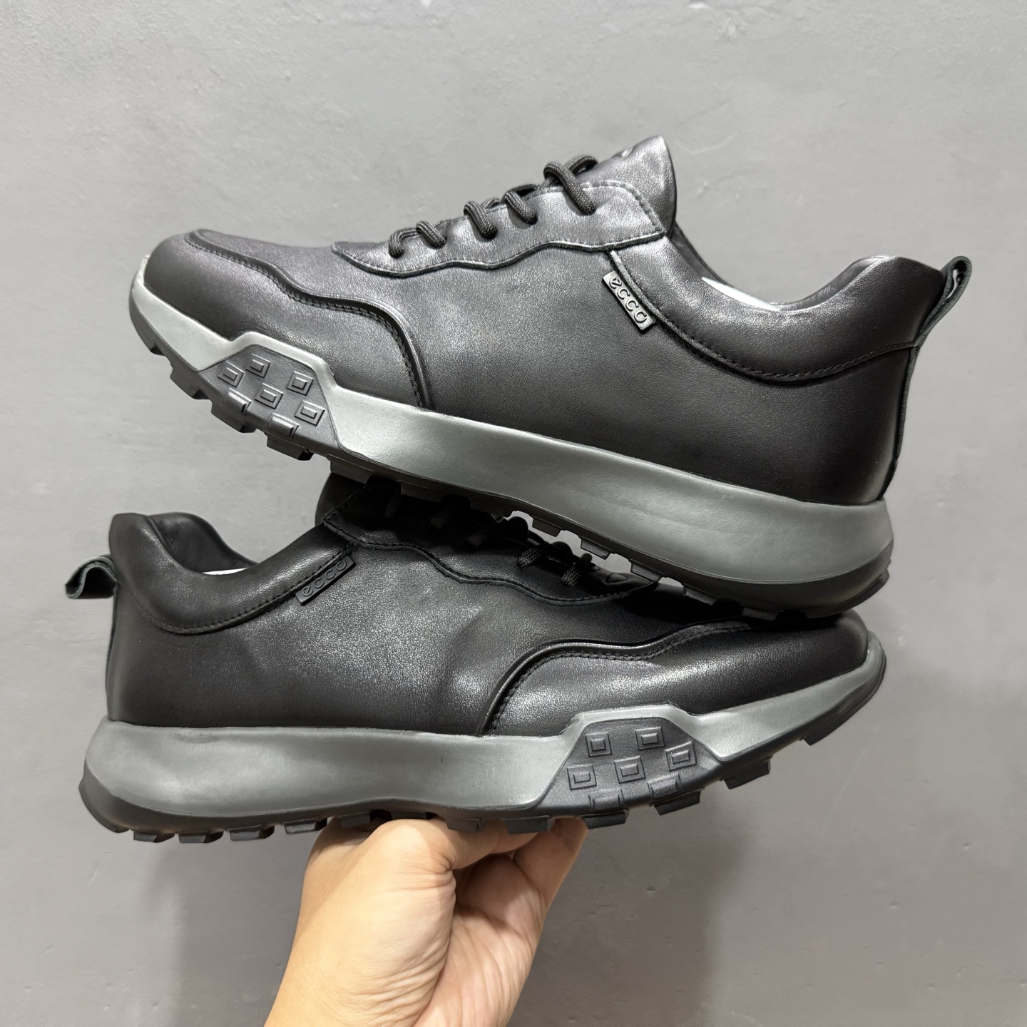 ECCO爱步休闲运动鞋男 纯色拼接防滑耐磨运动鞋