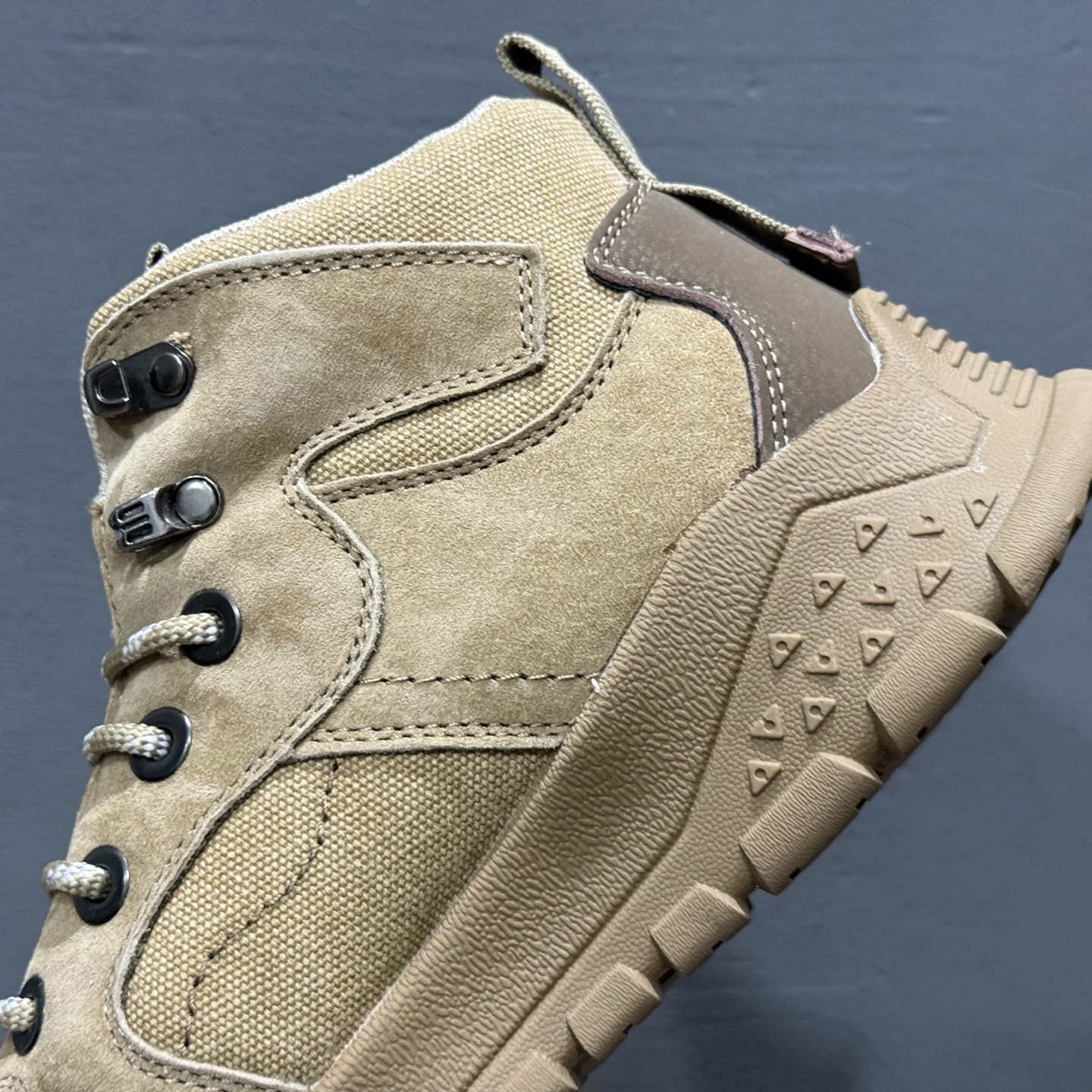 CAT 卡特 户外工装靴 P721906 时尚潮流搭配 面料釆用意大利进口磨砂牛皮