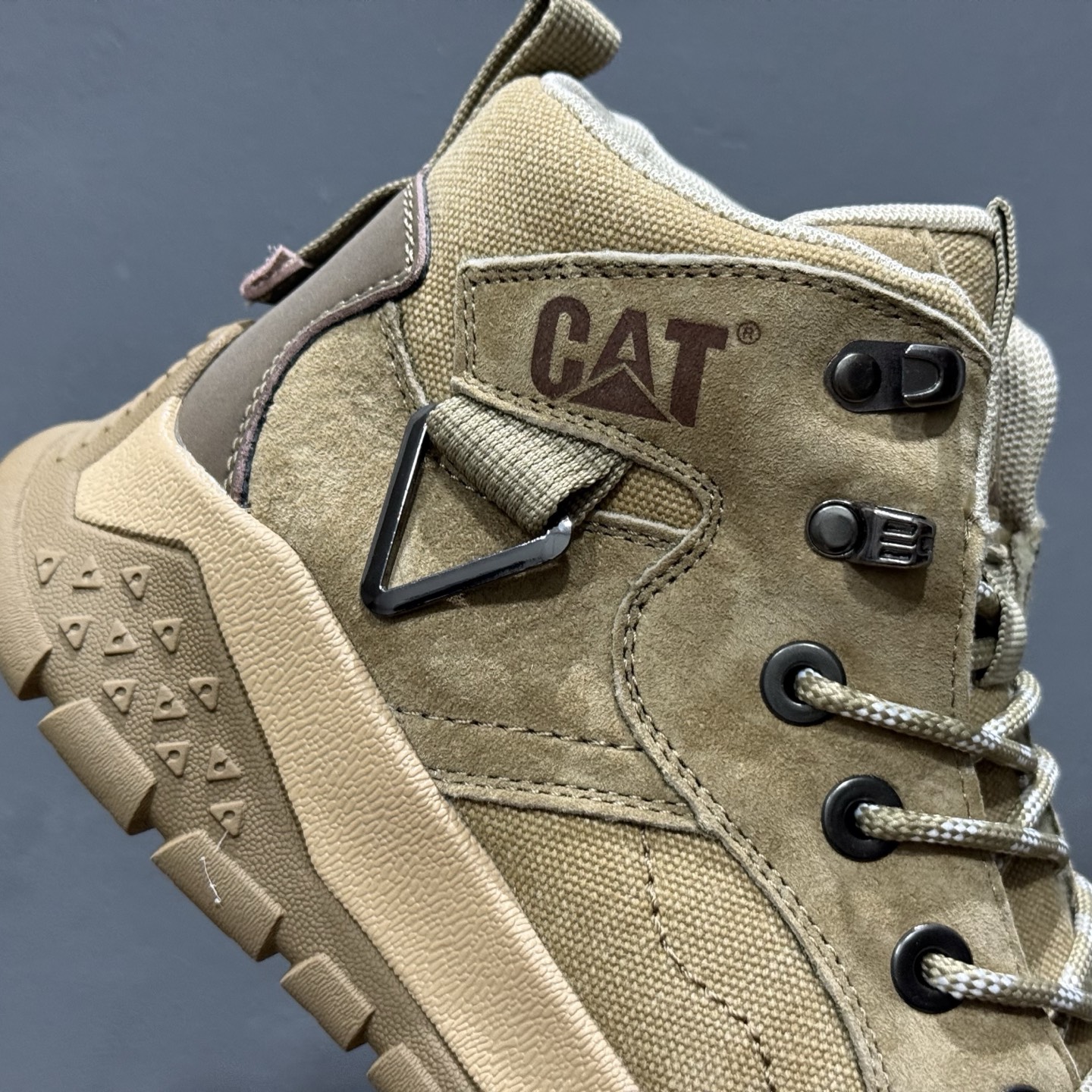 CAT 卡特 户外工装靴 P721906 时尚潮流搭配 面料釆用意大利进口磨砂牛皮