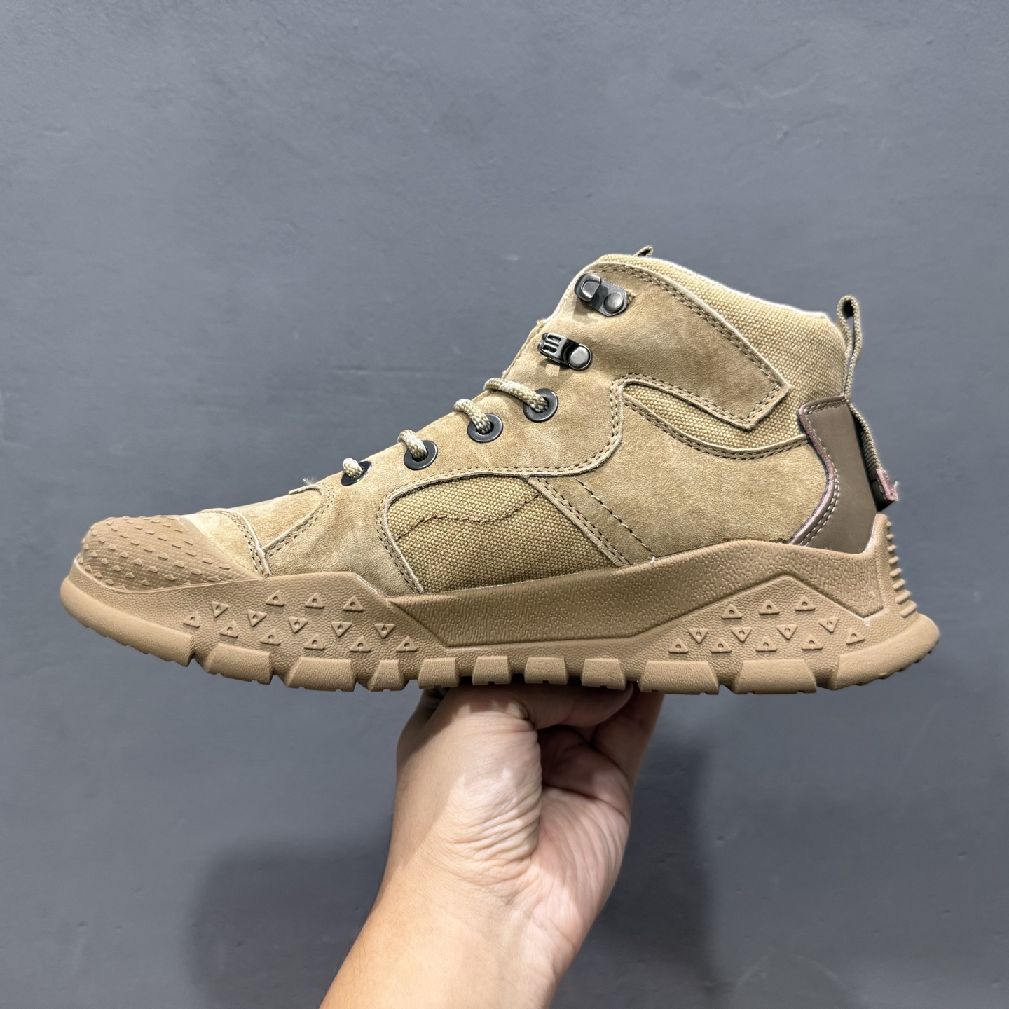 CAT 卡特 户外工装靴 P721906 时尚潮流搭配 面料釆用意大利进口磨砂牛皮