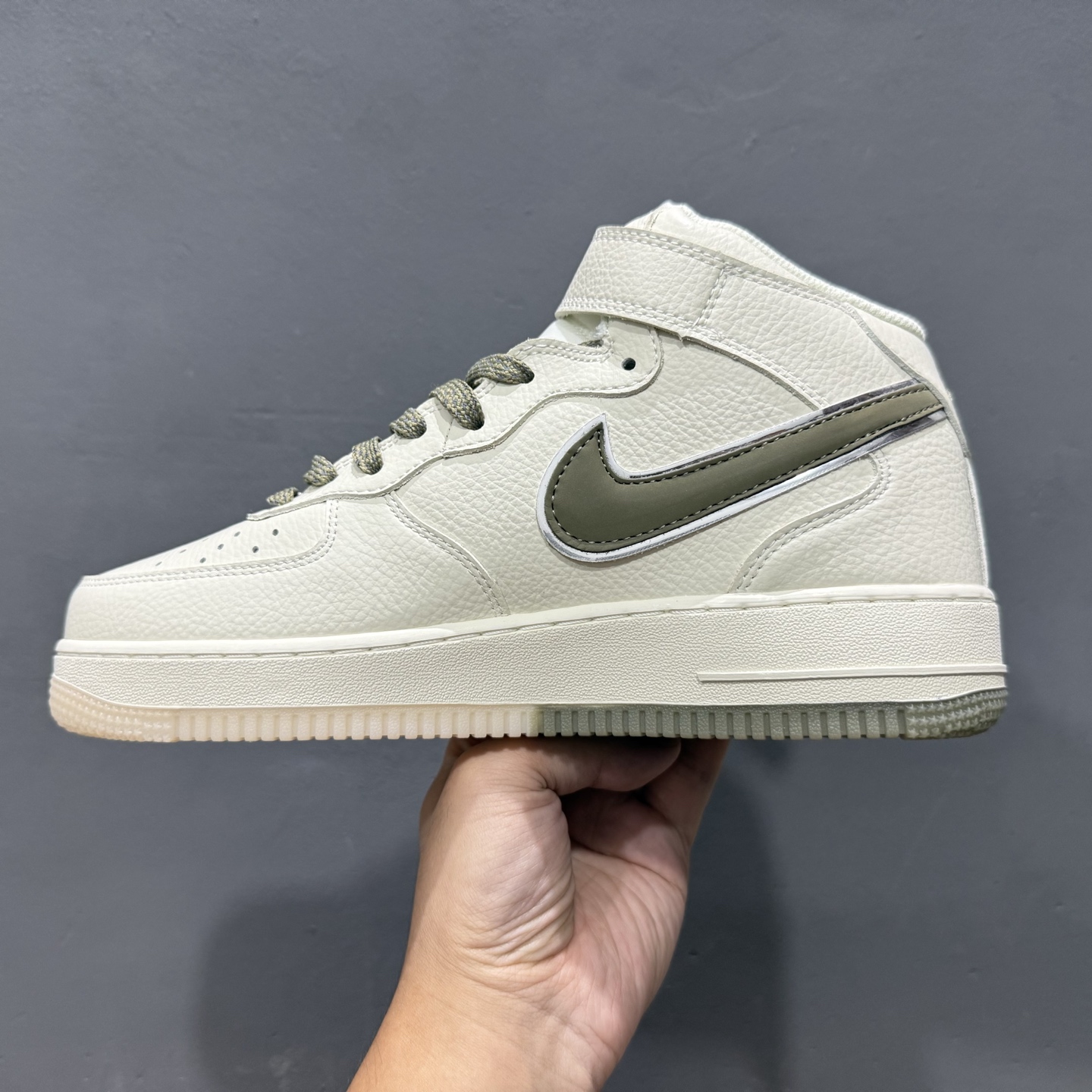 Nike Air Force 1'07 Mid 米军绿双色底 满天星 空军一号中帮休闲板鞋 XL0236-231-莆田鞋,莆田鞋货源,高仿鞋,高仿鞋货源,安福档口,莆田高仿鞋,莆田鞋批发,高仿鞋批发,莆田高仿运动鞋,高仿运动鞋,莆田运动鞋 Nike Air Force 1'07 Mid 米军绿双色底 满天星 空军一号中帮休闲板鞋 XL0236-231