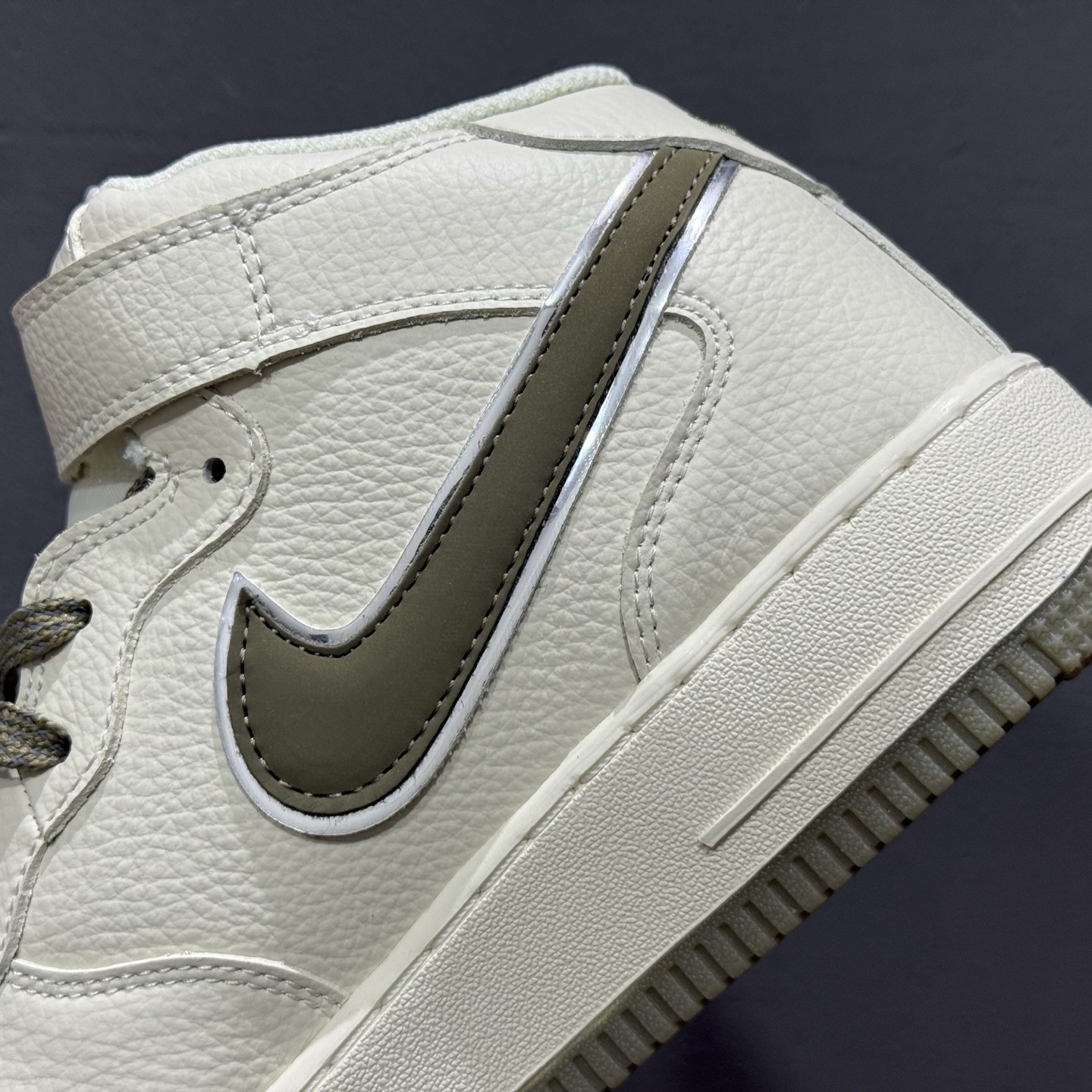 Nike Air Force 1'07 Mid 米军绿双色底 满天星 空军一号中帮休闲板鞋 XL0236-231-莆田鞋,莆田鞋货源,高仿鞋,高仿鞋货源,安福档口,莆田高仿鞋,莆田鞋批发,高仿鞋批发,莆田高仿运动鞋,高仿运动鞋,莆田运动鞋 Nike Air Force 1'07 Mid 米军绿双色底 满天星 空军一号中帮休闲板鞋 XL0236-231