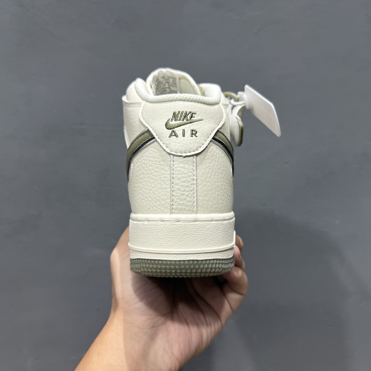 Nike Air Force 1'07 Mid 米军绿双色底 满天星 空军一号中帮休闲板鞋 XL0236-231-莆田鞋,莆田鞋货源,高仿鞋,高仿鞋货源,安福档口,莆田高仿鞋,莆田鞋批发,高仿鞋批发,莆田高仿运动鞋,高仿运动鞋,莆田运动鞋 Nike Air Force 1'07 Mid 米军绿双色底 满天星 空军一号中帮休闲板鞋 XL0236-231