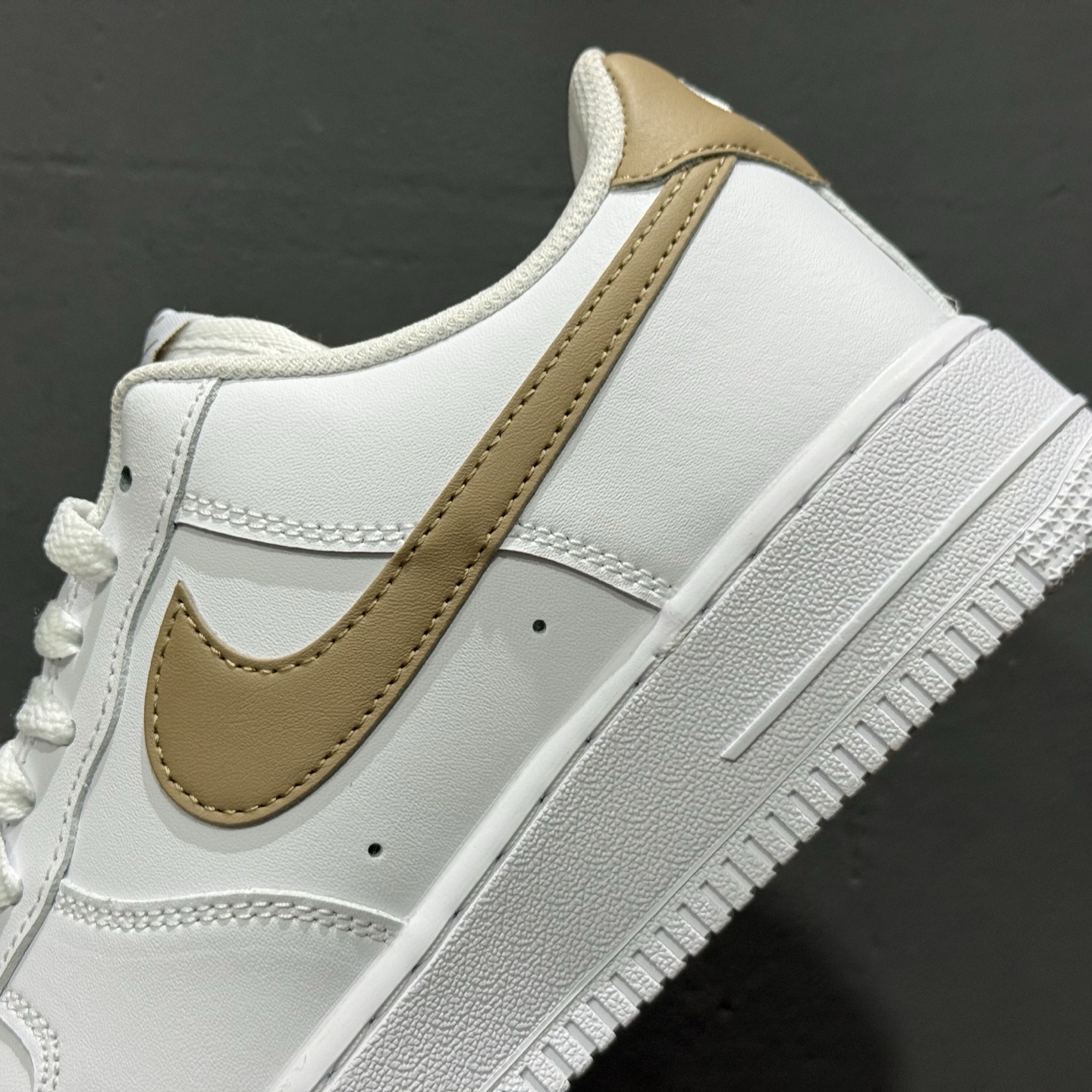 Nike Air Force 1'07 Low 空军一号低帮休闲板鞋 FJ4146-120-莆田鞋,莆田鞋货源,高仿鞋,高仿鞋货源,安福档口,莆田高仿鞋,莆田鞋批发,高仿鞋批发,莆田高仿运动鞋,高仿运动鞋,莆田运动鞋 Nike Air Force 1'07 Low 空军一号低帮休闲板鞋 FJ4146-120