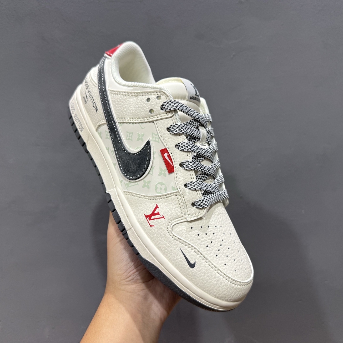 Nike SB Dunk Low LV联名 米灰红布标 周年高端定制 低帮休闲板鞋 HT5088-606-莆田鞋,莆田鞋货源,高仿鞋,高仿鞋货源,安福档口,莆田高仿鞋,莆田鞋批发,高仿鞋批发,莆田高仿运动鞋,高仿运动鞋,莆田运动鞋 Nike SB Dunk Low LV联名 米灰红布标 周年高端定制 低帮休闲板鞋 HT5088-606