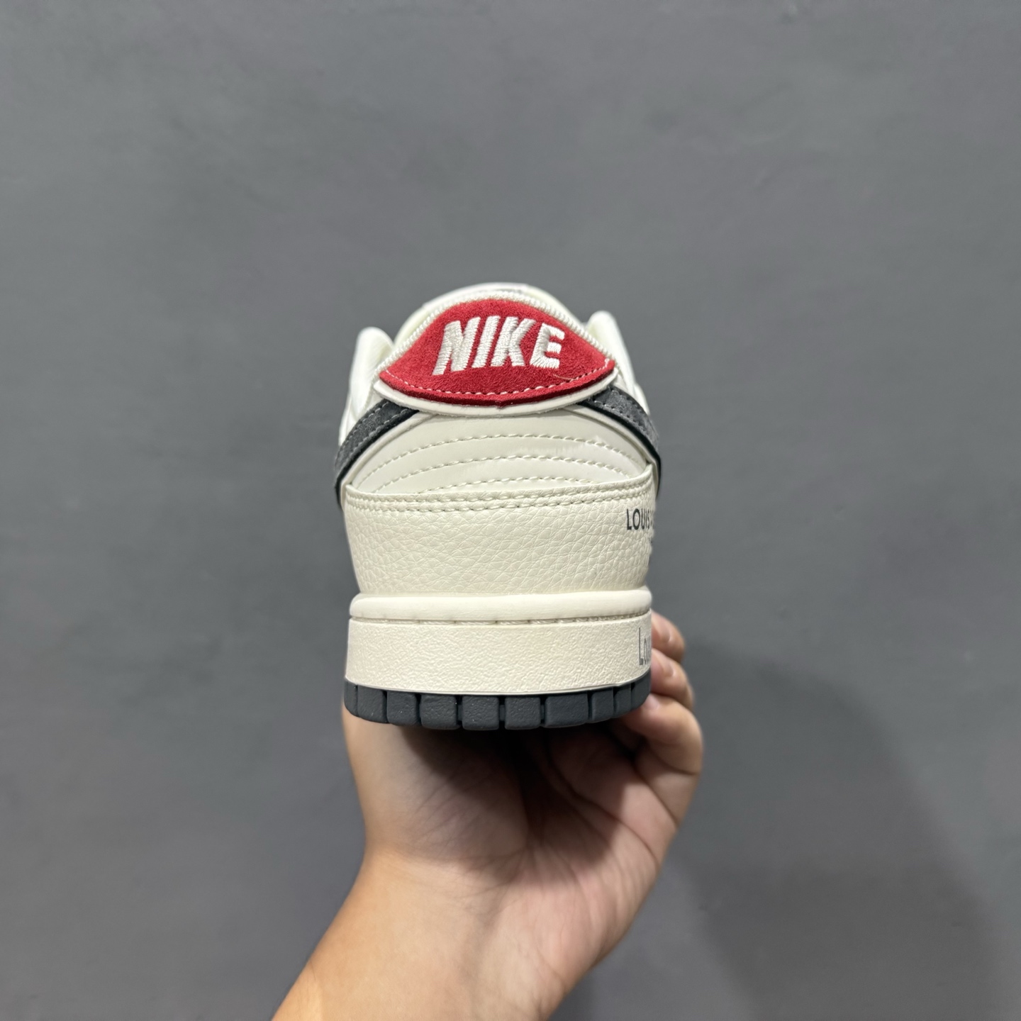 Nike SB Dunk Low LV联名 米灰红布标 周年高端定制 低帮休闲板鞋 HT5088-606-莆田鞋,莆田鞋货源,高仿鞋,高仿鞋货源,安福档口,莆田高仿鞋,莆田鞋批发,高仿鞋批发,莆田高仿运动鞋,高仿运动鞋,莆田运动鞋 Nike SB Dunk Low LV联名 米灰红布标 周年高端定制 低帮休闲板鞋 HT5088-606