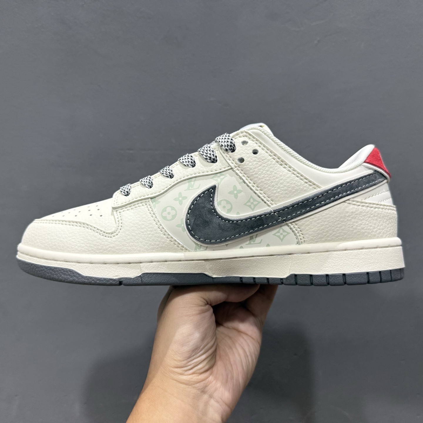 Nike SB Dunk Low LV联名 米灰红布标 周年高端定制 低帮休闲板鞋 HT5088-606-莆田鞋,莆田鞋货源,高仿鞋,高仿鞋货源,安福档口,莆田高仿鞋,莆田鞋批发,高仿鞋批发,莆田高仿运动鞋,高仿运动鞋,莆田运动鞋 Nike SB Dunk Low LV联名 米灰红布标 周年高端定制 低帮休闲板鞋 HT5088-606