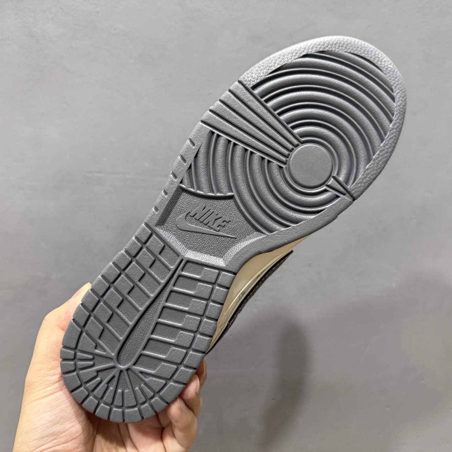 Nike SB Dunk Low LV联名 米灰红布标 周年高端定制 低帮休闲板鞋 HT5088-606-莆田鞋,莆田鞋货源,高仿鞋,高仿鞋货源,安福档口,莆田高仿鞋,莆田鞋批发,高仿鞋批发,莆田高仿运动鞋,高仿运动鞋,莆田运动鞋 Nike SB Dunk Low LV联名 米灰红布标 周年高端定制 低帮休闲板鞋 HT5088-606