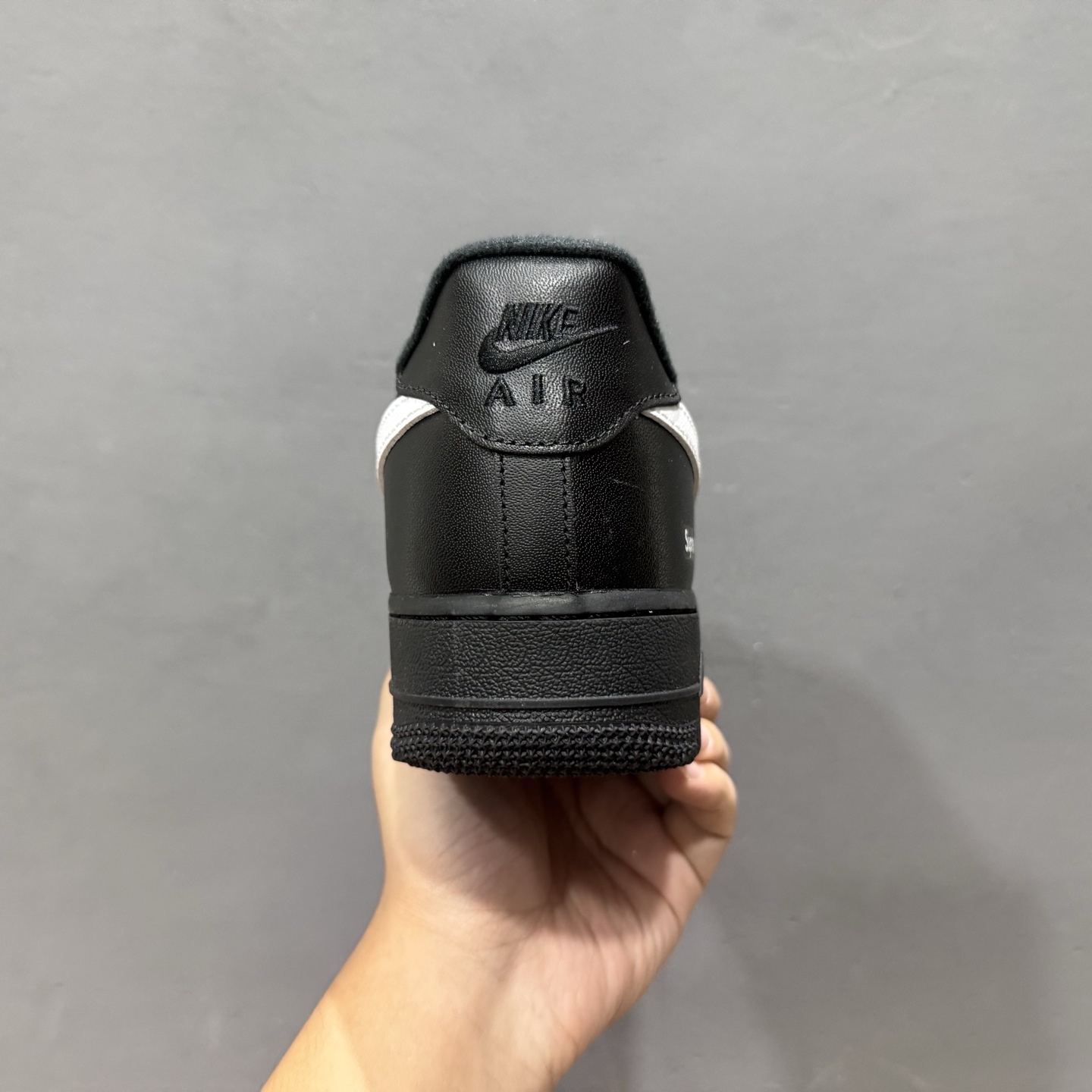 Supreme x Nike Air Force 1'07 Low 联名款 空军一号低帮休闲板鞋 CU9225-002-莆田鞋,莆田鞋货源,高仿鞋,高仿鞋货源,安福档口,莆田高仿鞋,莆田鞋批发,高仿鞋批发,莆田高仿运动鞋,高仿运动鞋,莆田运动鞋 Supreme x Nike Air Force 1'07 Low 联名款 空军一号低帮休闲板鞋 CU9225-002