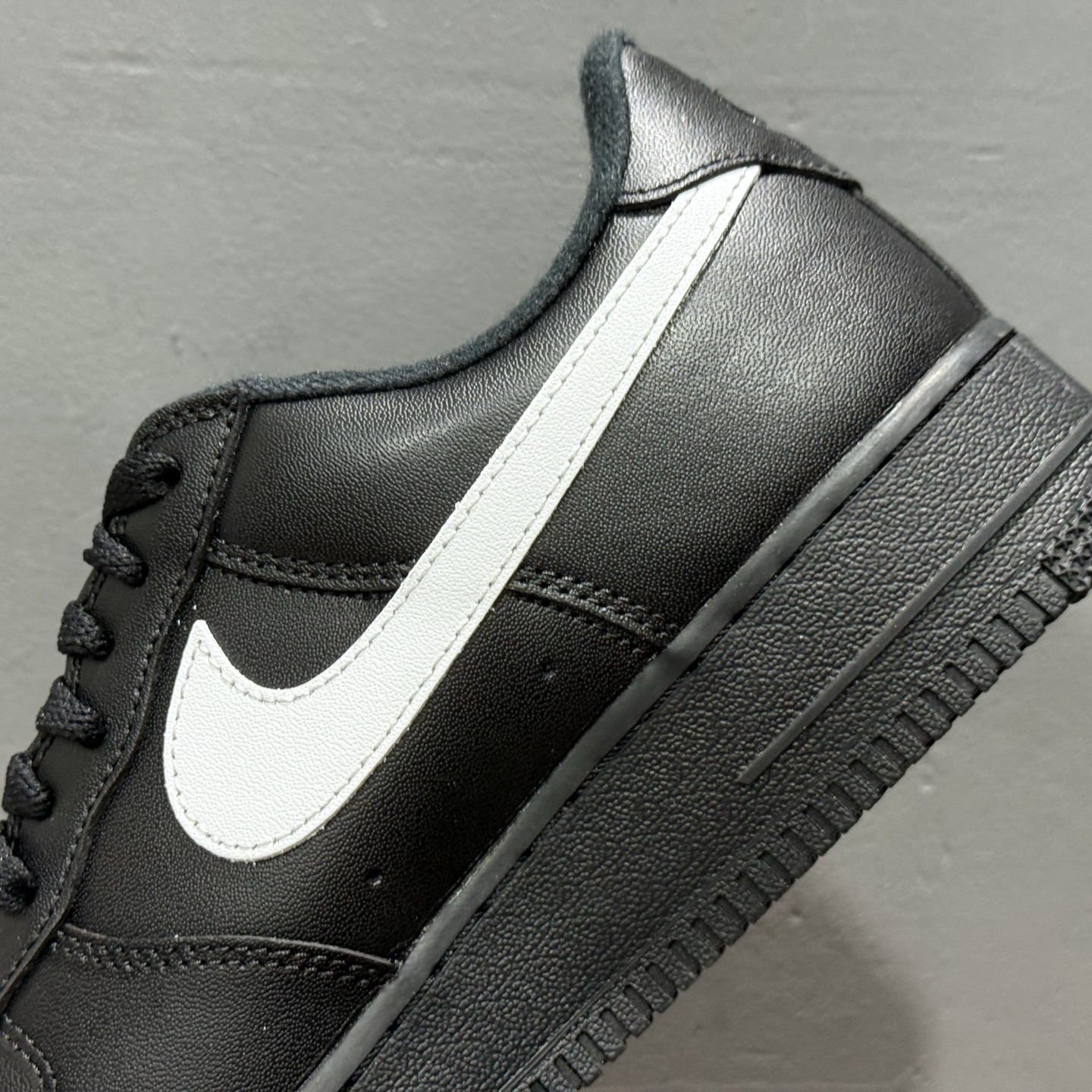 Supreme x Nike Air Force 1'07 Low 联名款 空军一号低帮休闲板鞋 CU9225-002-莆田鞋,莆田鞋货源,高仿鞋,高仿鞋货源,安福档口,莆田高仿鞋,莆田鞋批发,高仿鞋批发,莆田高仿运动鞋,高仿运动鞋,莆田运动鞋 Supreme x Nike Air Force 1'07 Low 联名款 空军一号低帮休闲板鞋 CU9225-002