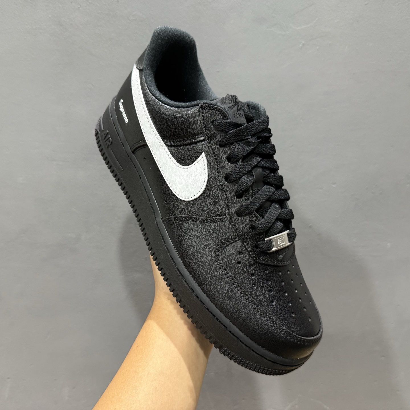 Supreme x Nike Air Force 1'07 Low 联名款 空军一号低帮休闲板鞋 CU9225-002-莆田鞋,莆田鞋货源,高仿鞋,高仿鞋货源,安福档口,莆田高仿鞋,莆田鞋批发,高仿鞋批发,莆田高仿运动鞋,高仿运动鞋,莆田运动鞋 Supreme x Nike Air Force 1'07 Low 联名款 空军一号低帮休闲板鞋 CU9225-002