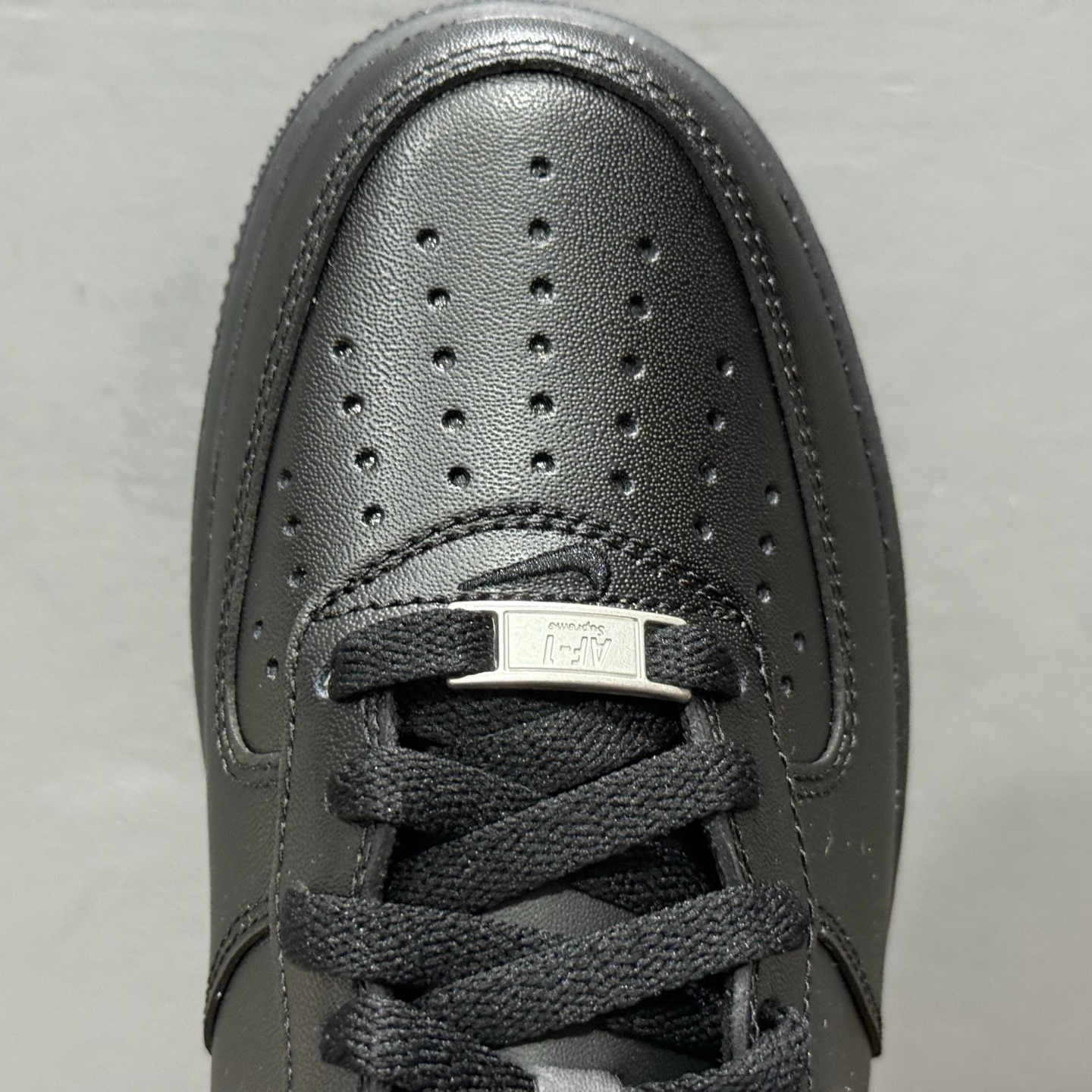 Supreme x Nike Air Force 1'07 Low 联名款 空军一号低帮休闲板鞋 CU9225-002-莆田鞋,莆田鞋货源,高仿鞋,高仿鞋货源,安福档口,莆田高仿鞋,莆田鞋批发,高仿鞋批发,莆田高仿运动鞋,高仿运动鞋,莆田运动鞋 Supreme x Nike Air Force 1'07 Low 联名款 空军一号低帮休闲板鞋 CU9225-002