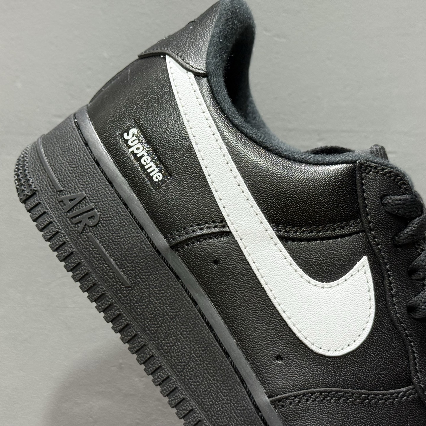 Supreme x Nike Air Force 1'07 Low 联名款 空军一号低帮休闲板鞋 CU9225-002-莆田鞋,莆田鞋货源,高仿鞋,高仿鞋货源,安福档口,莆田高仿鞋,莆田鞋批发,高仿鞋批发,莆田高仿运动鞋,高仿运动鞋,莆田运动鞋 Supreme x Nike Air Force 1'07 Low 联名款 空军一号低帮休闲板鞋 CU9225-002