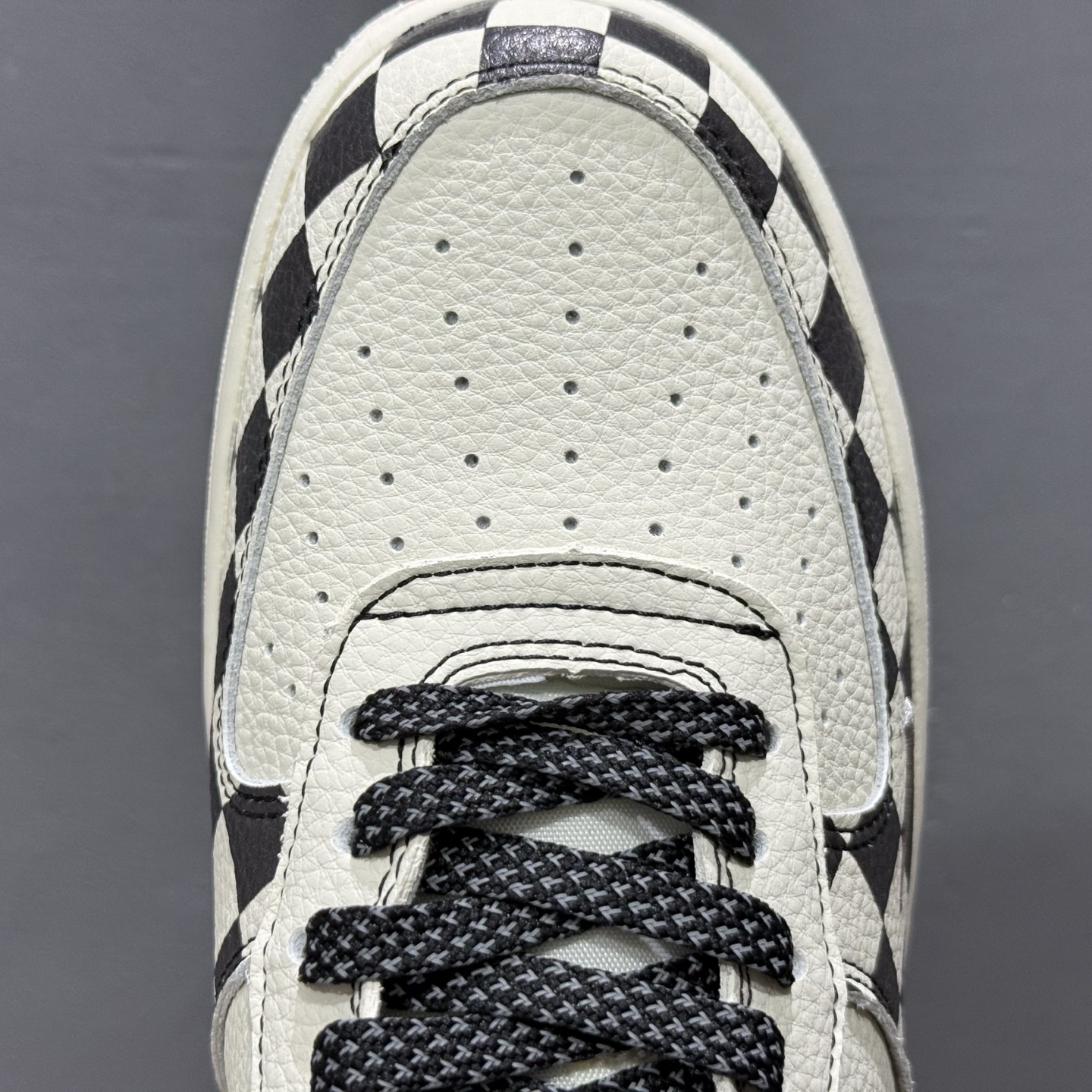 Dior x Nike Air Force 1 双拼米黑格子 KJ1688-022-莆田鞋,莆田鞋货源,高仿鞋,高仿鞋货源,安福档口,莆田高仿鞋,莆田鞋批发,高仿鞋批发,莆田高仿运动鞋,高仿运动鞋,莆田运动鞋 Dior x Nike Air Force 1 双拼米黑格子 KJ1688-022