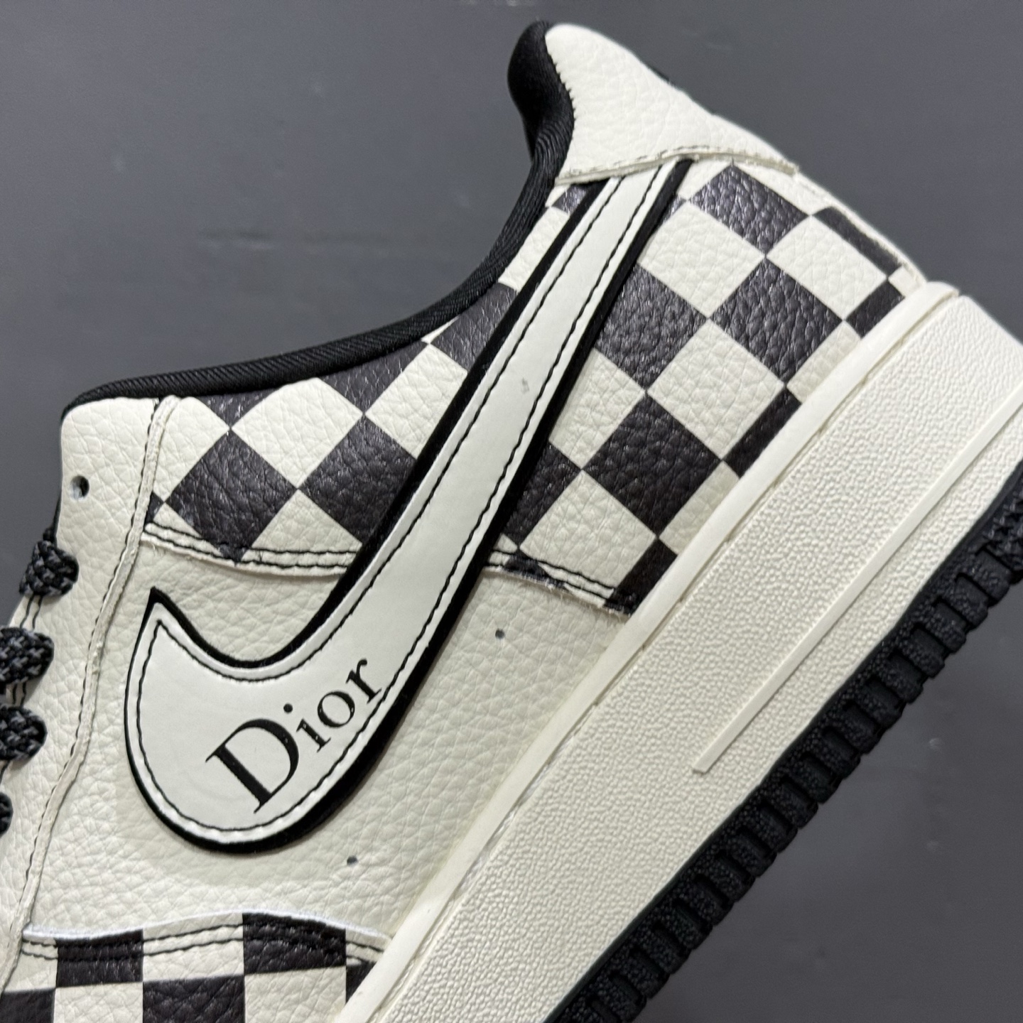 Dior x Nike Air Force 1 双拼米黑格子 KJ1688-022-莆田鞋,莆田鞋货源,高仿鞋,高仿鞋货源,安福档口,莆田高仿鞋,莆田鞋批发,高仿鞋批发,莆田高仿运动鞋,高仿运动鞋,莆田运动鞋 Dior x Nike Air Force 1 双拼米黑格子 KJ1688-022