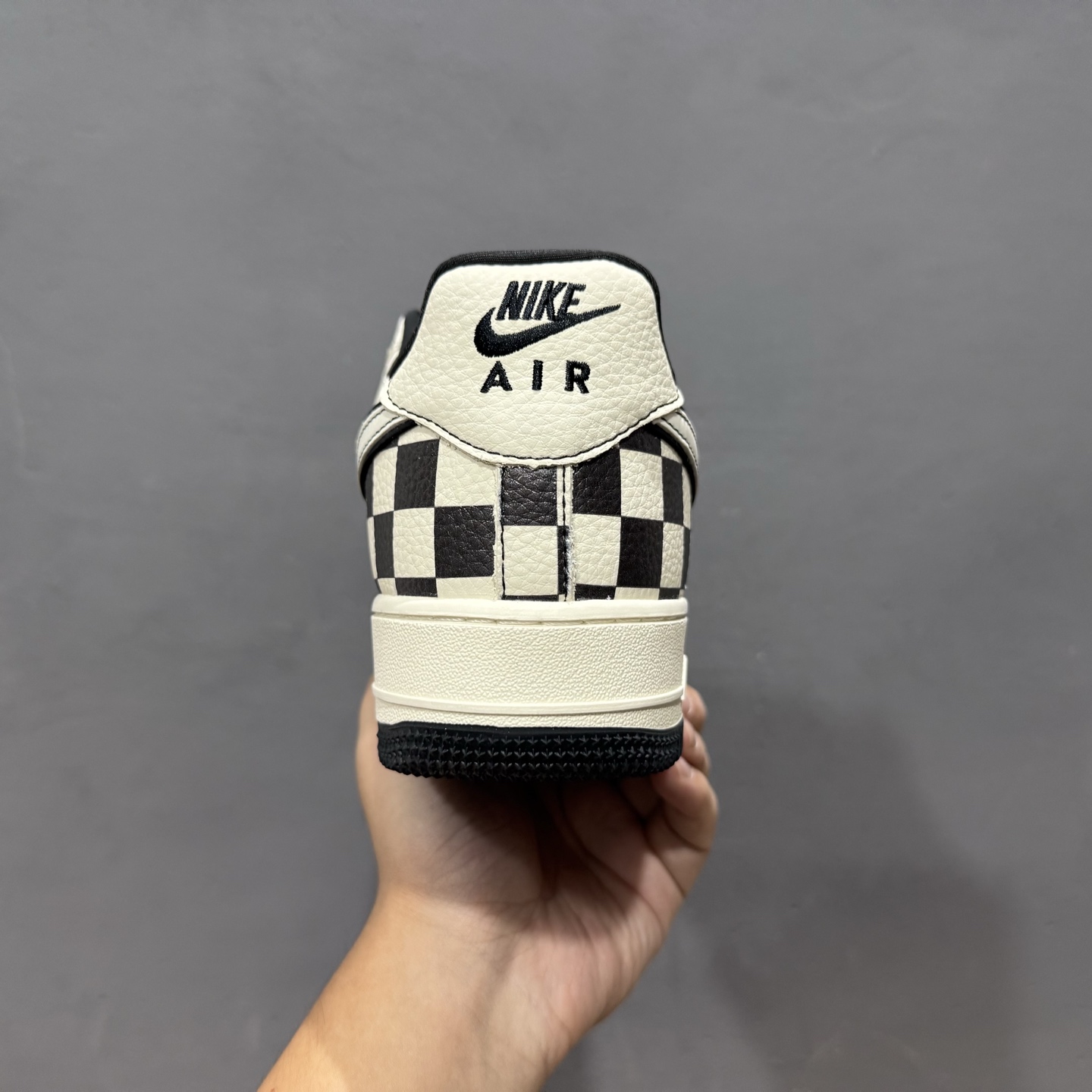 Dior x Nike Air Force 1 双拼米黑格子 KJ1688-022-莆田鞋,莆田鞋货源,高仿鞋,高仿鞋货源,安福档口,莆田高仿鞋,莆田鞋批发,高仿鞋批发,莆田高仿运动鞋,高仿运动鞋,莆田运动鞋 Dior x Nike Air Force 1 双拼米黑格子 KJ1688-022