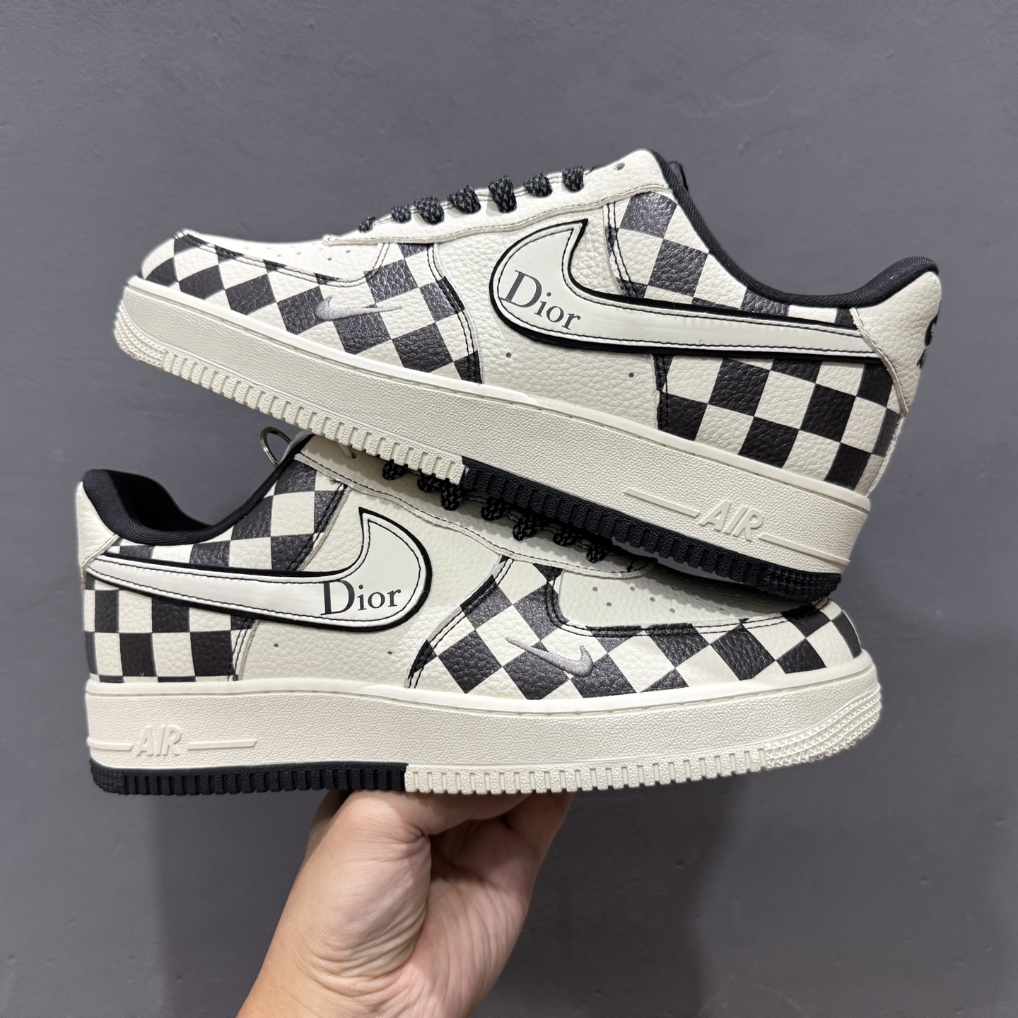 Dior x Nike Air Force 1 双拼米黑格子 KJ1688-022-莆田鞋,莆田鞋货源,高仿鞋,高仿鞋货源,安福档口,莆田高仿鞋,莆田鞋批发,高仿鞋批发,莆田高仿运动鞋,高仿运动鞋,莆田运动鞋 Dior x Nike Air Force 1 双拼米黑格子 KJ1688-022