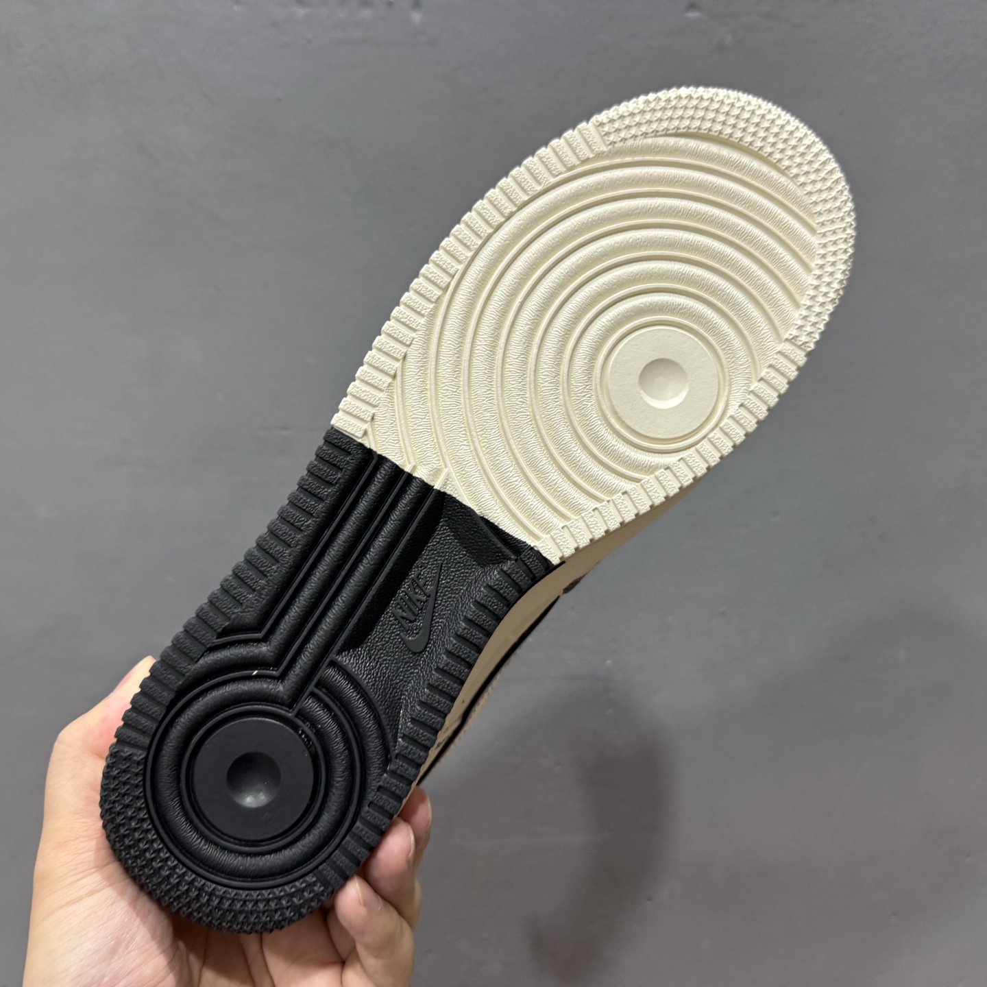 Dior x Nike Air Force 1 双拼米黑格子 KJ1688-022-莆田鞋,莆田鞋货源,高仿鞋,高仿鞋货源,安福档口,莆田高仿鞋,莆田鞋批发,高仿鞋批发,莆田高仿运动鞋,高仿运动鞋,莆田运动鞋 Dior x Nike Air Force 1 双拼米黑格子 KJ1688-022