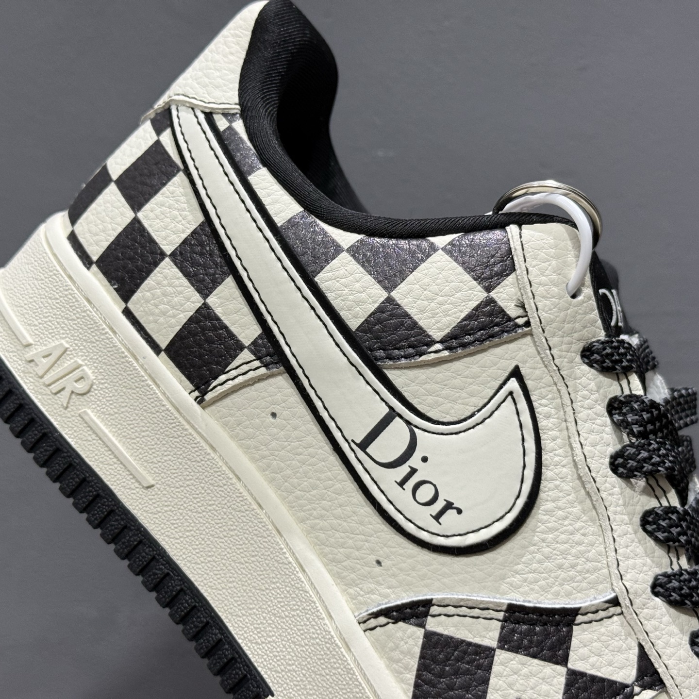 Dior x Nike Air Force 1 双拼米黑格子 KJ1688-022-莆田鞋,莆田鞋货源,高仿鞋,高仿鞋货源,安福档口,莆田高仿鞋,莆田鞋批发,高仿鞋批发,莆田高仿运动鞋,高仿运动鞋,莆田运动鞋 Dior x Nike Air Force 1 双拼米黑格子 KJ1688-022