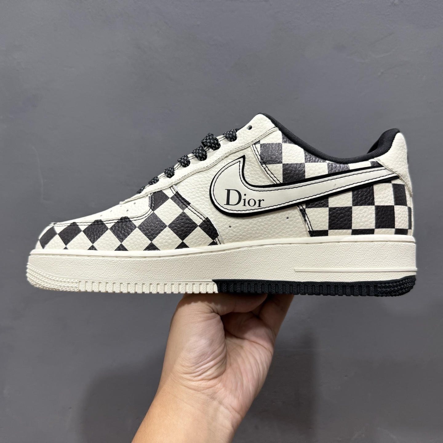 Dior x Nike Air Force 1 双拼米黑格子 KJ1688-022-莆田鞋,莆田鞋货源,高仿鞋,高仿鞋货源,安福档口,莆田高仿鞋,莆田鞋批发,高仿鞋批发,莆田高仿运动鞋,高仿运动鞋,莆田运动鞋 Dior x Nike Air Force 1 双拼米黑格子 KJ1688-022