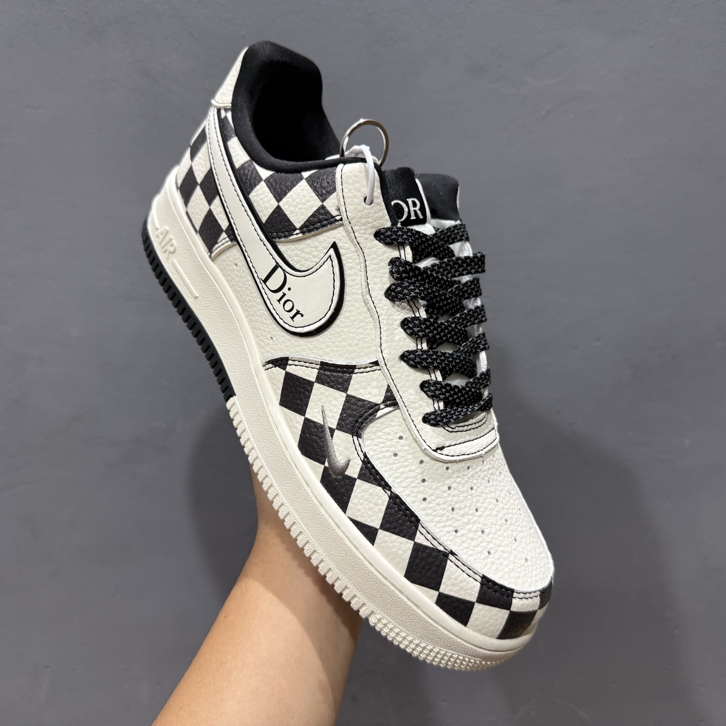 Dior x Nike Air Force 1 双拼米黑格子 KJ1688-022-莆田鞋,莆田鞋货源,高仿鞋,高仿鞋货源,安福档口,莆田高仿鞋,莆田鞋批发,高仿鞋批发,莆田高仿运动鞋,高仿运动鞋,莆田运动鞋 Dior x Nike Air Force 1 双拼米黑格子 KJ1688-022