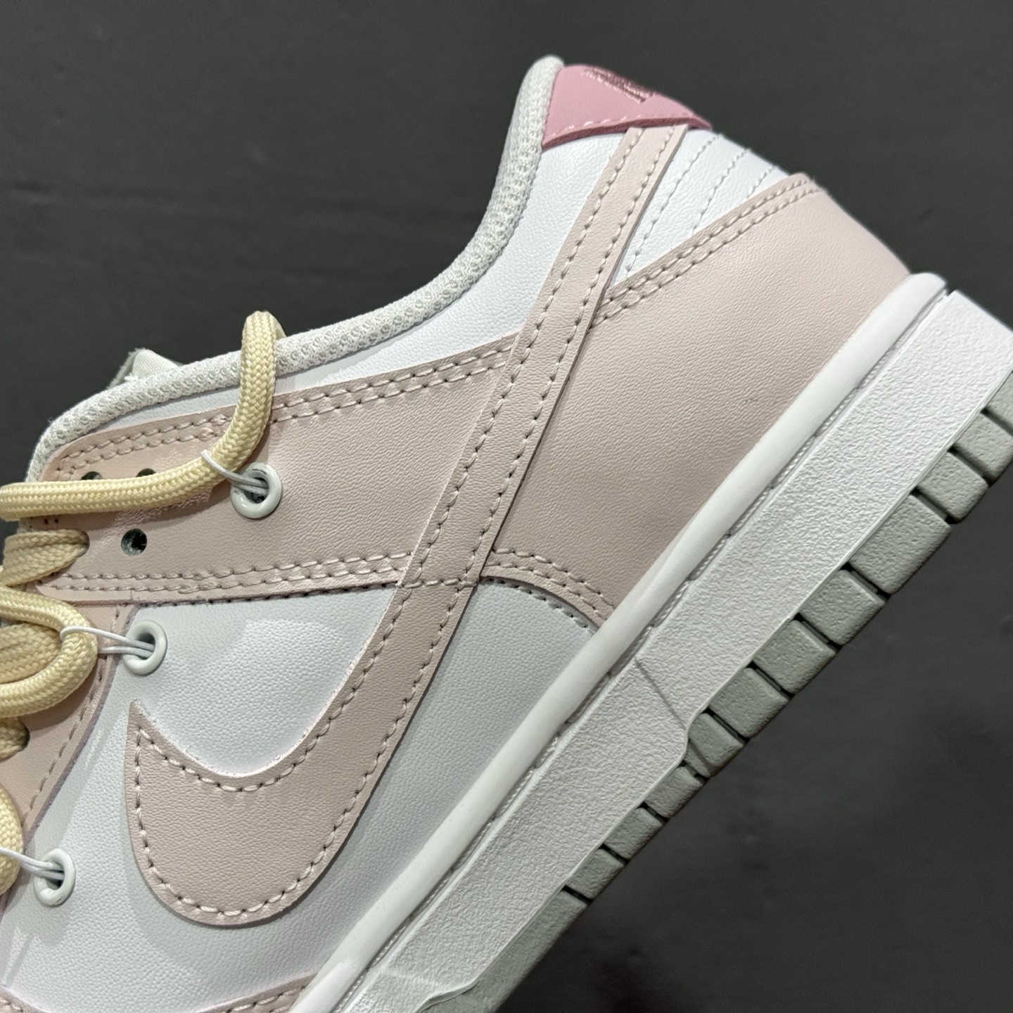 Nike Dunk Low 甜心狙击 粉色 此款以奶白色为画布 DD1391-103-莆田鞋,莆田鞋货源,高仿鞋,高仿鞋货源,安福档口,莆田高仿鞋,莆田鞋批发,高仿鞋批发,莆田高仿运动鞋,高仿运动鞋,莆田运动鞋 Nike Dunk Low 甜心狙击 粉色 此款以奶白色为画布 DD1391-103