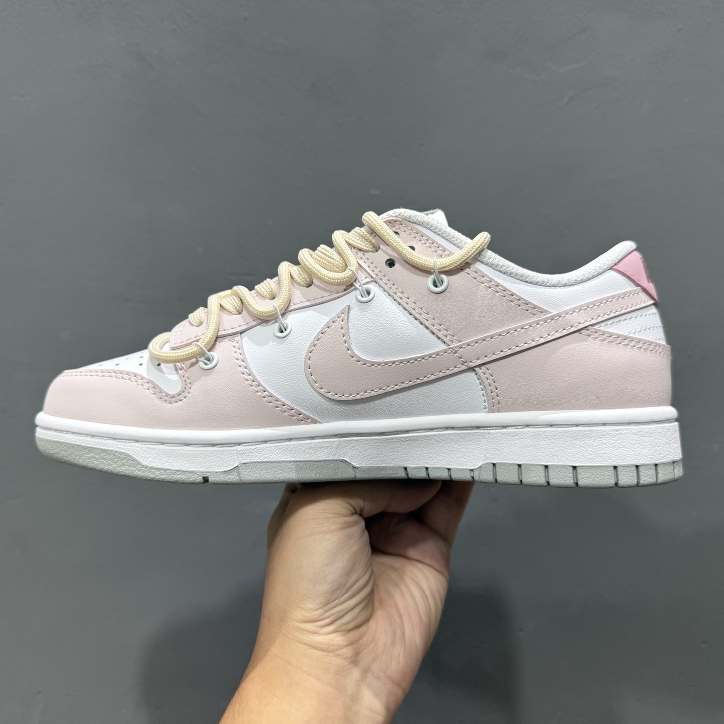 Nike Dunk Low 甜心狙击 粉色 此款以奶白色为画布 DD1391-103-莆田鞋,莆田鞋货源,高仿鞋,高仿鞋货源,安福档口,莆田高仿鞋,莆田鞋批发,高仿鞋批发,莆田高仿运动鞋,高仿运动鞋,莆田运动鞋 Nike Dunk Low 甜心狙击 粉色 此款以奶白色为画布 DD1391-103