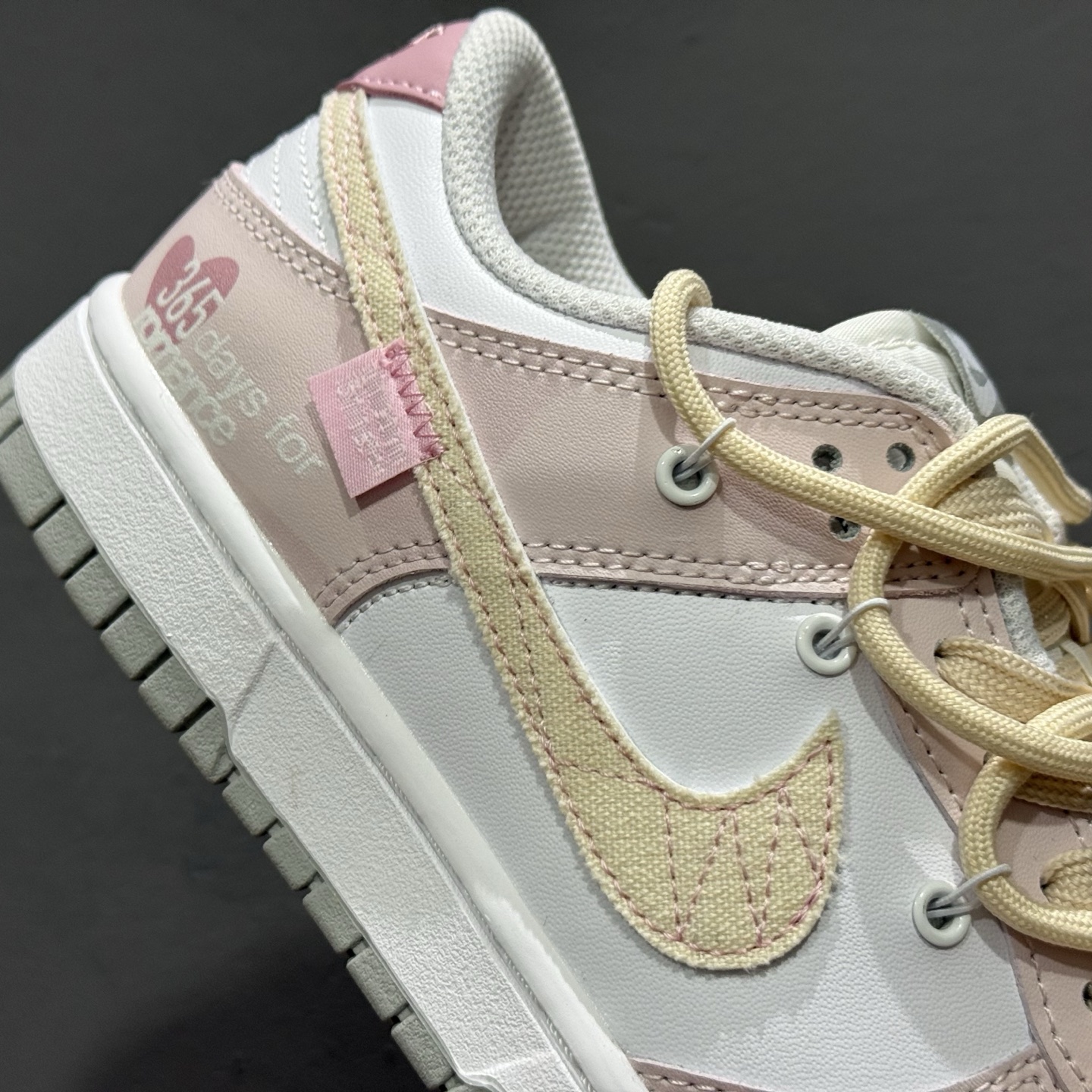 Nike Dunk Low 甜心狙击 粉色 此款以奶白色为画布 DD1391-103-莆田鞋,莆田鞋货源,高仿鞋,高仿鞋货源,安福档口,莆田高仿鞋,莆田鞋批发,高仿鞋批发,莆田高仿运动鞋,高仿运动鞋,莆田运动鞋 Nike Dunk Low 甜心狙击 粉色 此款以奶白色为画布 DD1391-103