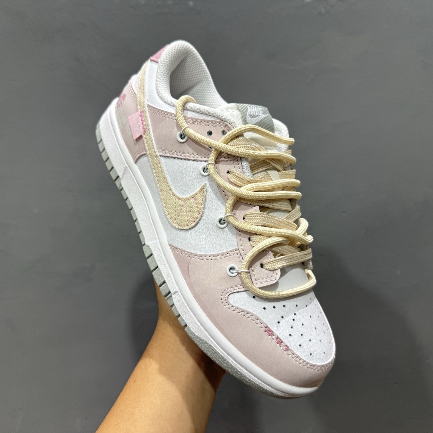 Nike Dunk Low 甜心狙击 粉色 此款以奶白色为画布 DD1391-103-莆田鞋,莆田鞋货源,高仿鞋,高仿鞋货源,安福档口,莆田高仿鞋,莆田鞋批发,高仿鞋批发,莆田高仿运动鞋,高仿运动鞋,莆田运动鞋 Nike Dunk Low 甜心狙击 粉色 此款以奶白色为画布 DD1391-103