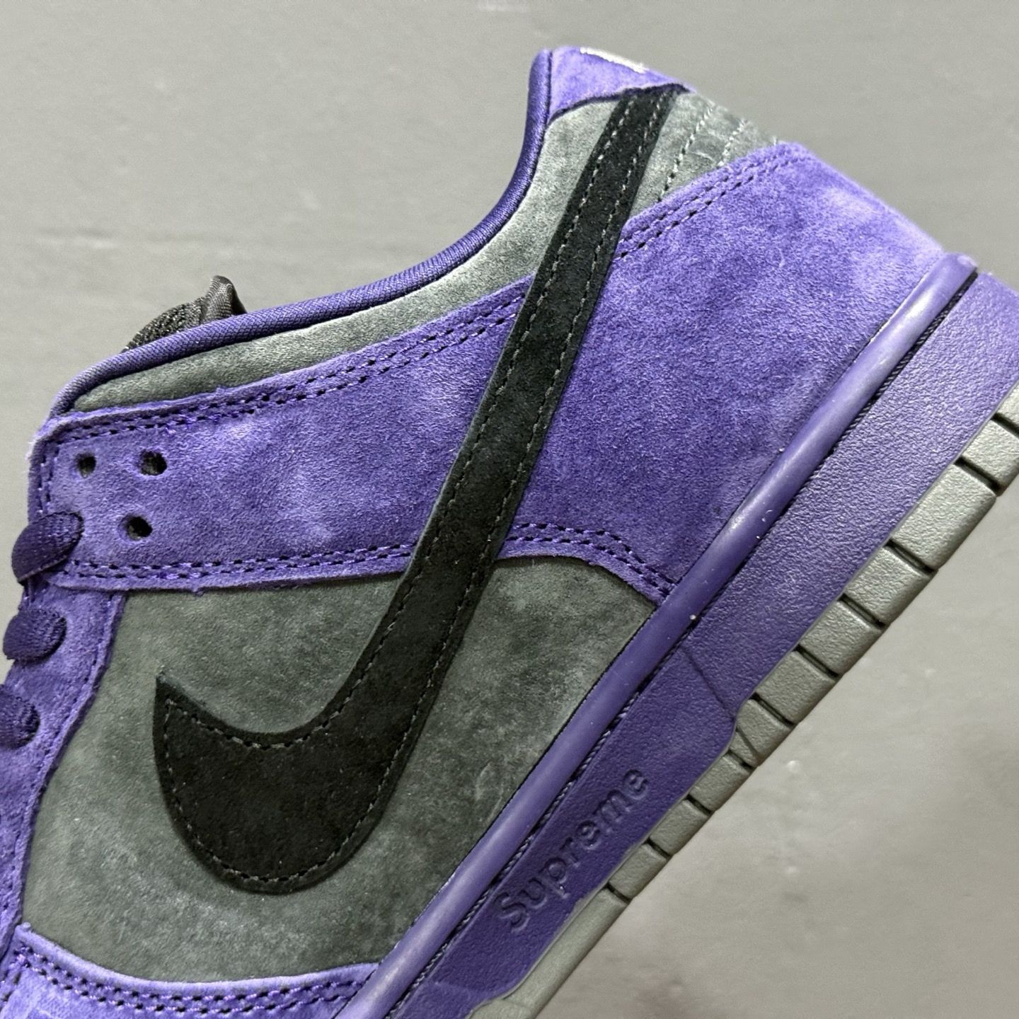 Supreme x NK Dunk SB Low 欧洲限定黑紫 HQ8487-500-莆田鞋,莆田鞋货源,高仿鞋,高仿鞋货源,安福档口,莆田高仿鞋,莆田鞋批发,高仿鞋批发,莆田高仿运动鞋,高仿运动鞋,莆田运动鞋 Supreme x NK Dunk SB Low 欧洲限定黑紫 HQ8487-500