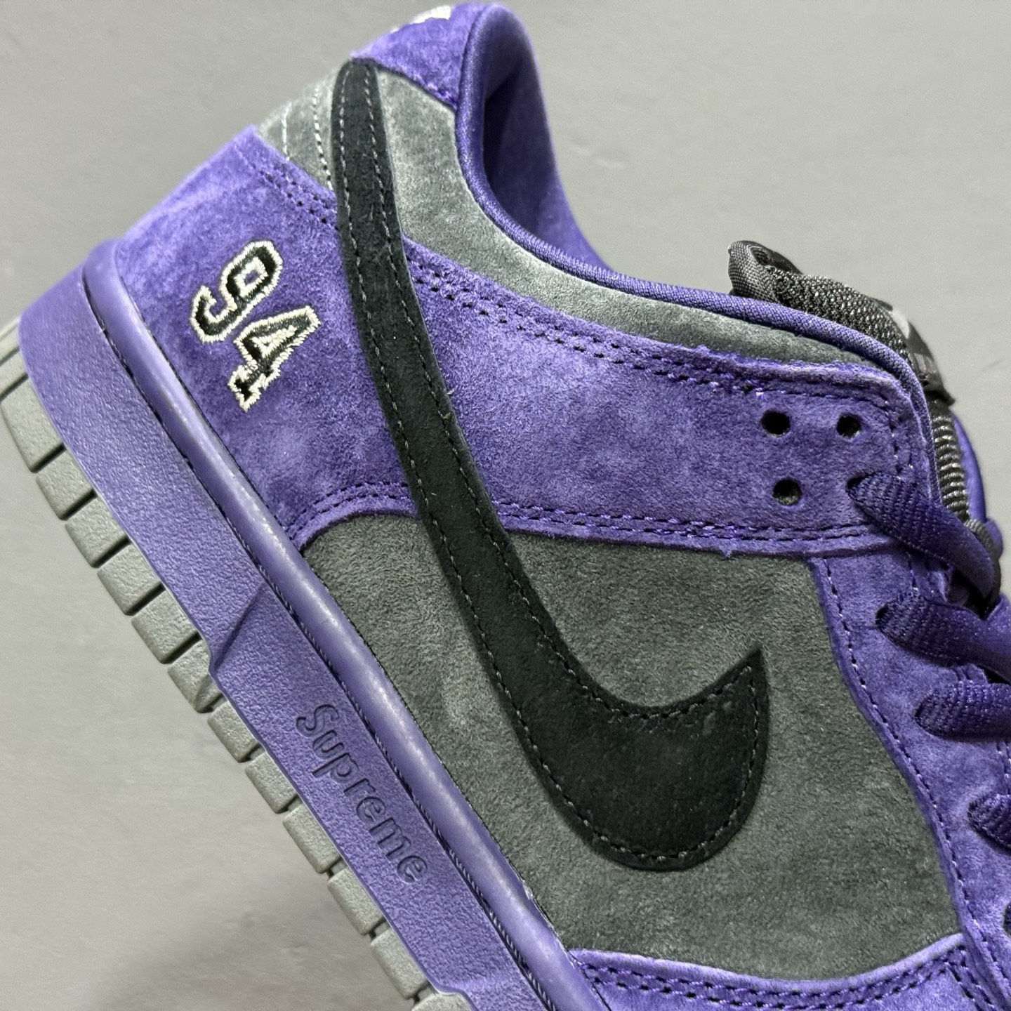 Supreme x NK Dunk SB Low 欧洲限定黑紫 HQ8487-500-莆田鞋,莆田鞋货源,高仿鞋,高仿鞋货源,安福档口,莆田高仿鞋,莆田鞋批发,高仿鞋批发,莆田高仿运动鞋,高仿运动鞋,莆田运动鞋 Supreme x NK Dunk SB Low 欧洲限定黑紫 HQ8487-500