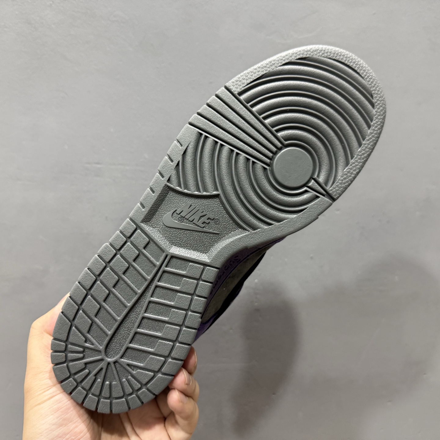 Supreme x NK Dunk SB Low 欧洲限定黑紫 HQ8487-500-莆田鞋,莆田鞋货源,高仿鞋,高仿鞋货源,安福档口,莆田高仿鞋,莆田鞋批发,高仿鞋批发,莆田高仿运动鞋,高仿运动鞋,莆田运动鞋 Supreme x NK Dunk SB Low 欧洲限定黑紫 HQ8487-500