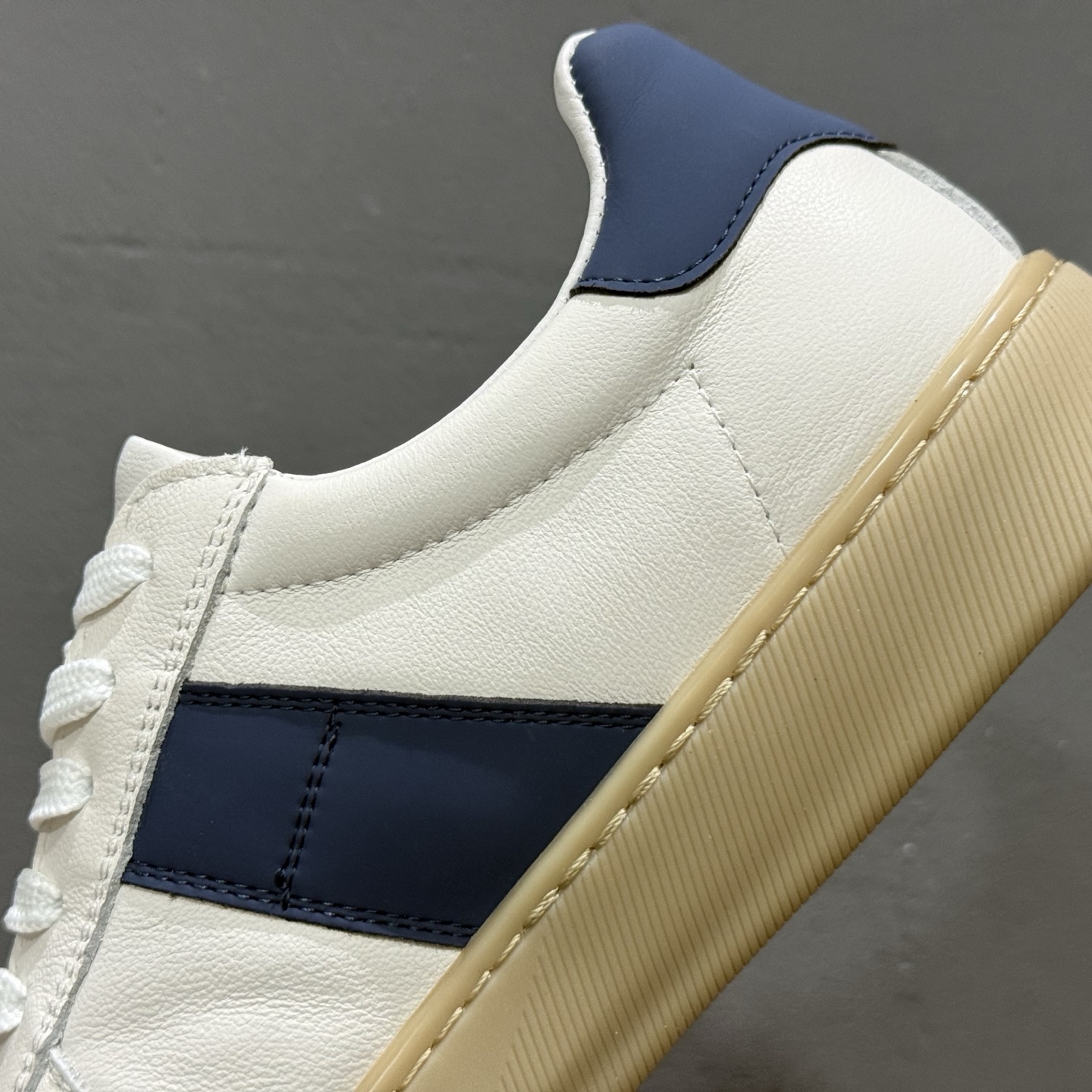 ECCO爱步休闲鞋秋 25年新款时尚德训鞋 经典百搭板鞋