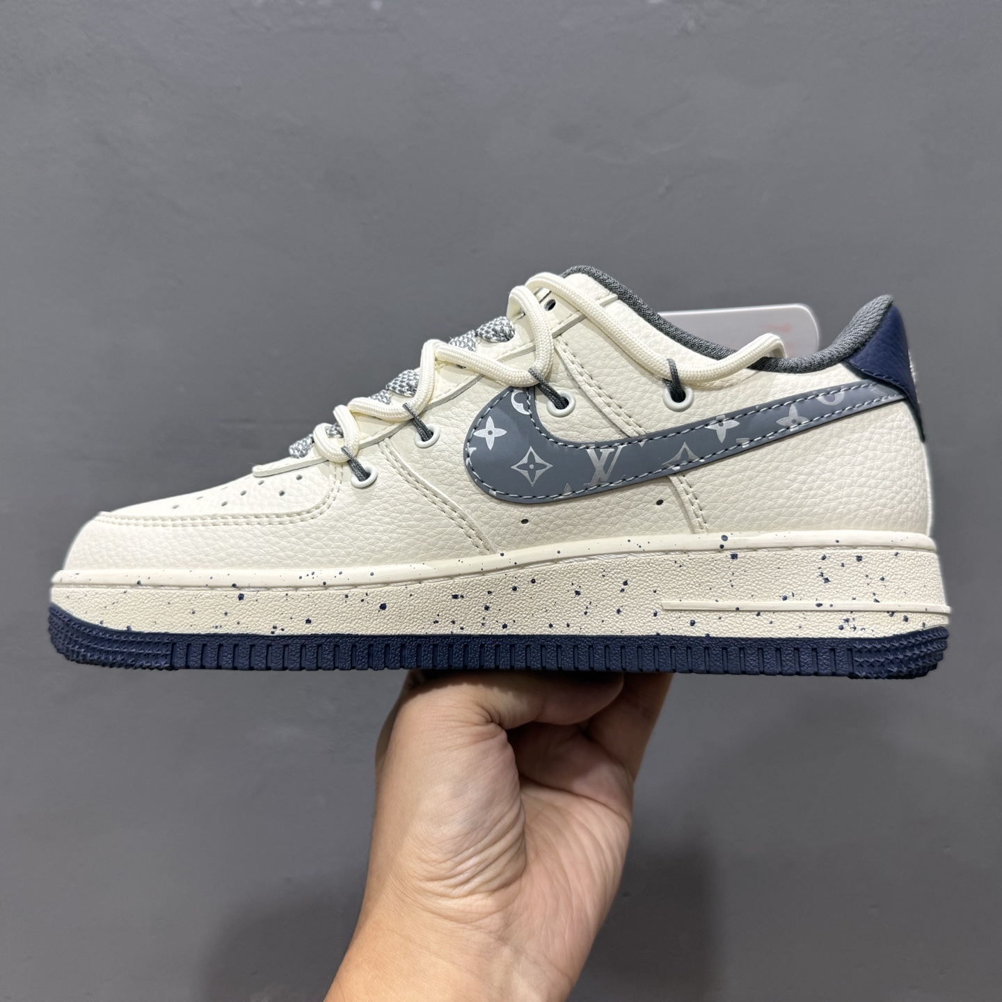 独家实拍Nike Air Force 1‘07 Low LV联名 花勾抽绳 空军一号低帮休闲板鞋 DM6868-066-莆田鞋,莆田鞋货源,高仿鞋,高仿鞋货源,安福档口,莆田高仿鞋,莆田鞋批发,高仿鞋批发,莆田高仿运动鞋,高仿运动鞋,莆田运动鞋 独家实拍Nike Air Force 1‘07 Low LV联名 花勾抽绳 空军一号低帮休闲板鞋 DM6868-066