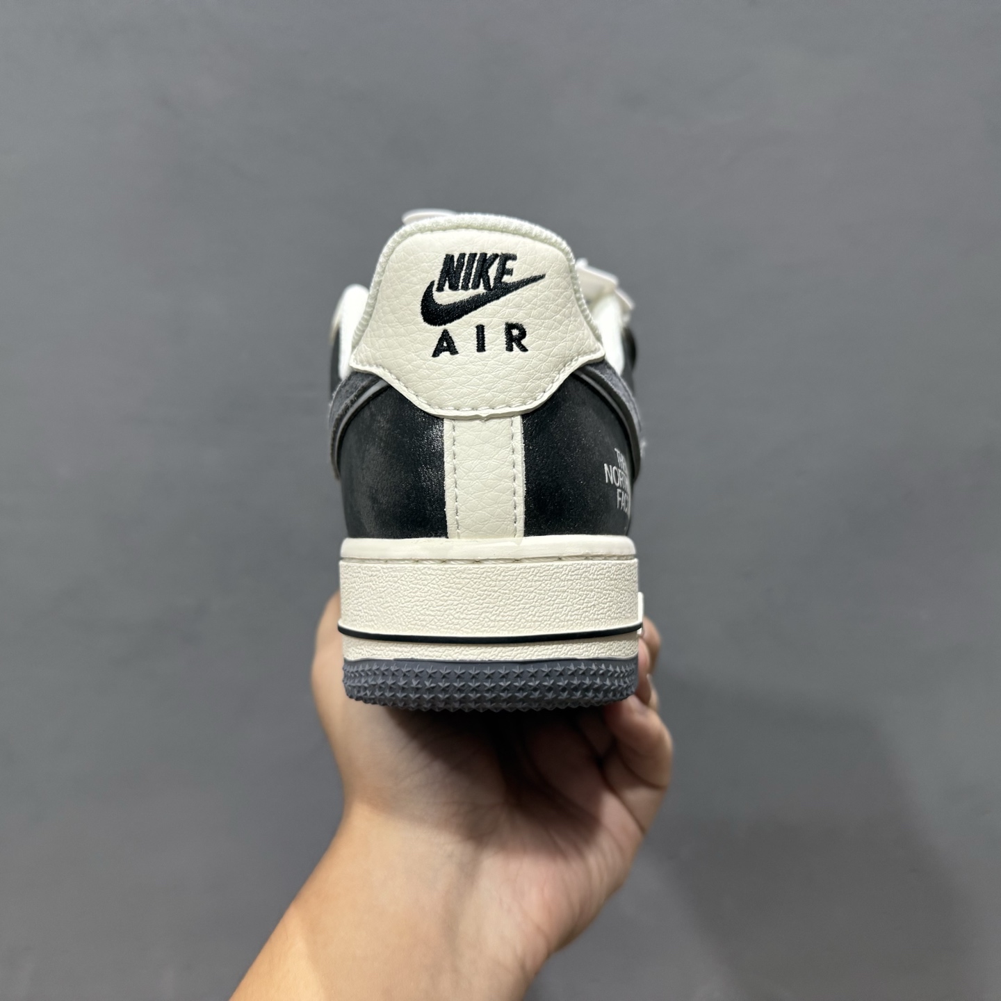 独家实拍Nike Air Force 1‘07 Low LV联名 花勾抽绳 空军一号低帮休闲板鞋 DM6868-004-莆田鞋,莆田鞋货源,高仿鞋,高仿鞋货源,安福档口,莆田高仿鞋,莆田鞋批发,高仿鞋批发,莆田高仿运动鞋,高仿运动鞋,莆田运动鞋 独家实拍Nike Air Force 1‘07 Low LV联名 花勾抽绳 空军一号低帮休闲板鞋 DM6868-004