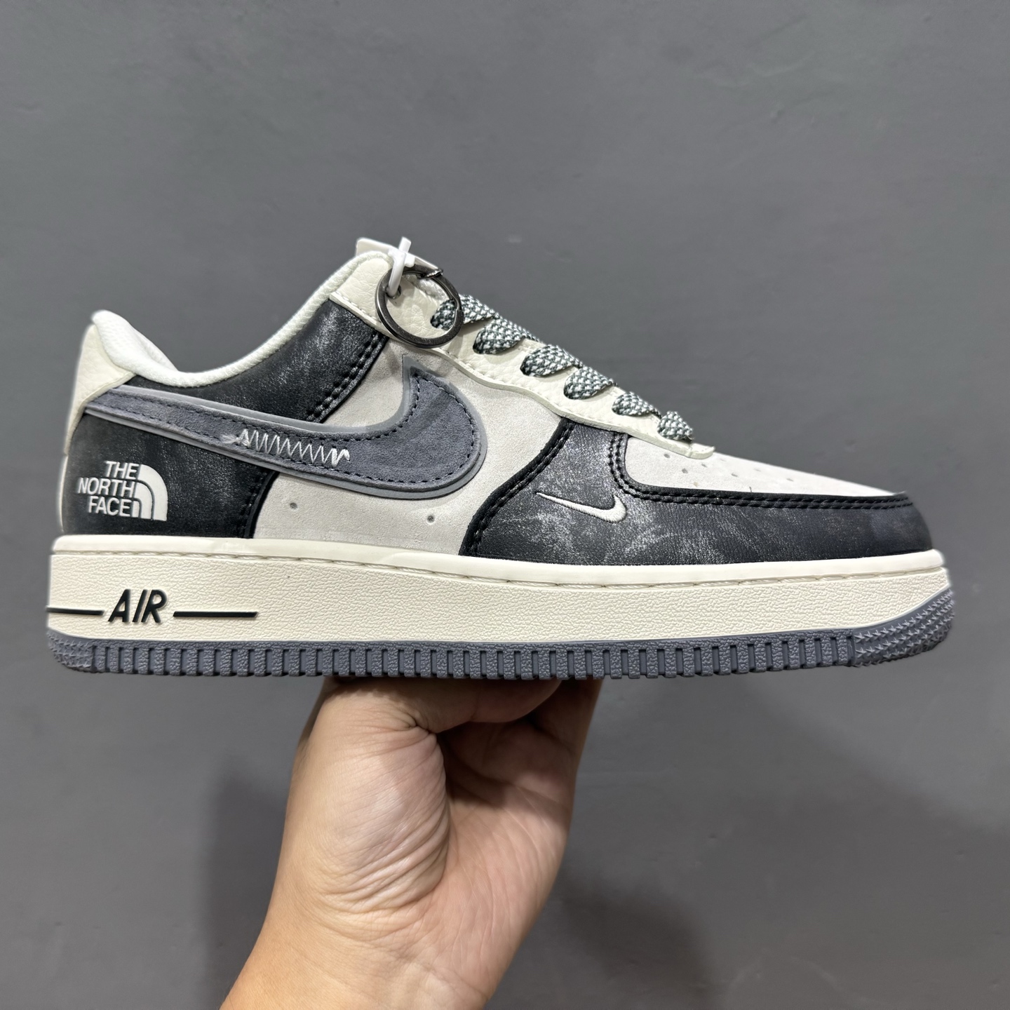 独家实拍Nike Air Force 1‘07 Low LV联名 花勾抽绳 空军一号低帮休闲板鞋 DM6868-004 独家实拍Nike Air Force 1‘07 Low LV联名 花勾抽绳 空军一号低帮休闲板鞋 DM6868-004