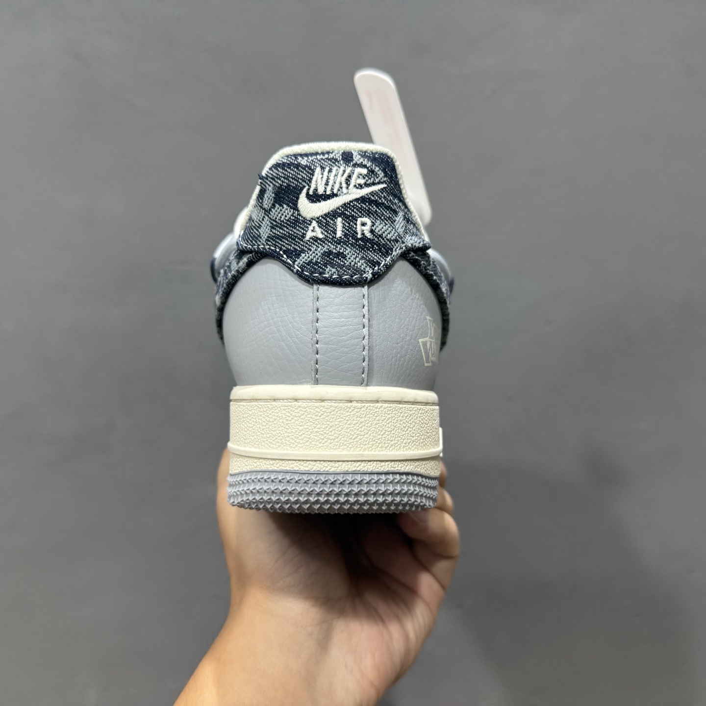 独家实拍Nike Air Force 1‘07 Low LV联名 花勾抽绳 空军一号低帮休闲板鞋 DM6868-099-莆田鞋,莆田鞋货源,高仿鞋,高仿鞋货源,安福档口,莆田高仿鞋,莆田鞋批发,高仿鞋批发,莆田高仿运动鞋,高仿运动鞋,莆田运动鞋 独家实拍Nike Air Force 1‘07 Low LV联名 花勾抽绳 空军一号低帮休闲板鞋 DM6868-099