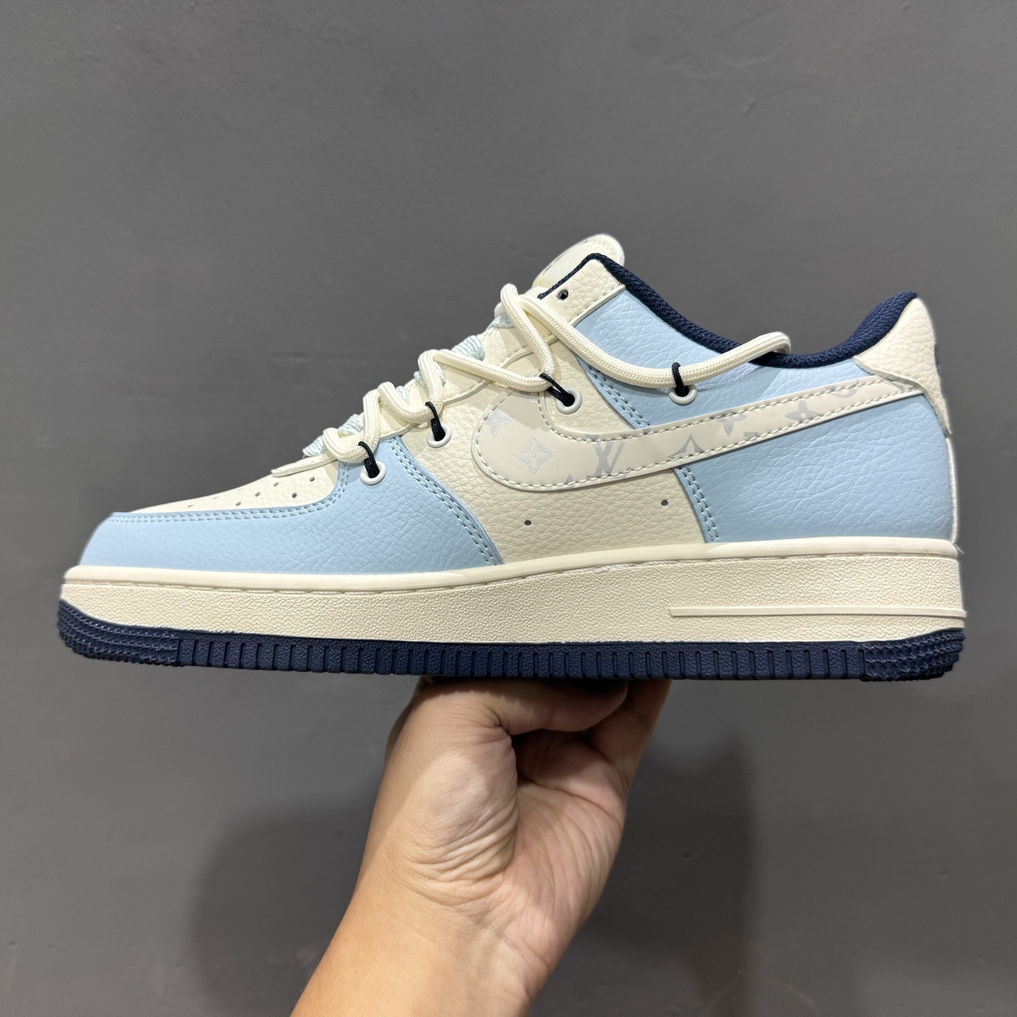 独家实拍Nike Air Force 1‘07 Low LV联名 花勾抽绳 空军一号低帮休闲板鞋 DM6868-058-莆田鞋,莆田鞋货源,高仿鞋,高仿鞋货源,安福档口,莆田高仿鞋,莆田鞋批发,高仿鞋批发,莆田高仿运动鞋,高仿运动鞋,莆田运动鞋 独家实拍Nike Air Force 1‘07 Low LV联名 花勾抽绳 空军一号低帮休闲板鞋 DM6868-058
