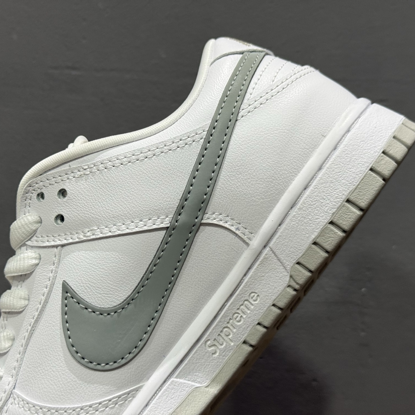 Supreme x Nike Dunk SB Low 白色 此款鞋跟上绣有“94”字样 HQ8487-100