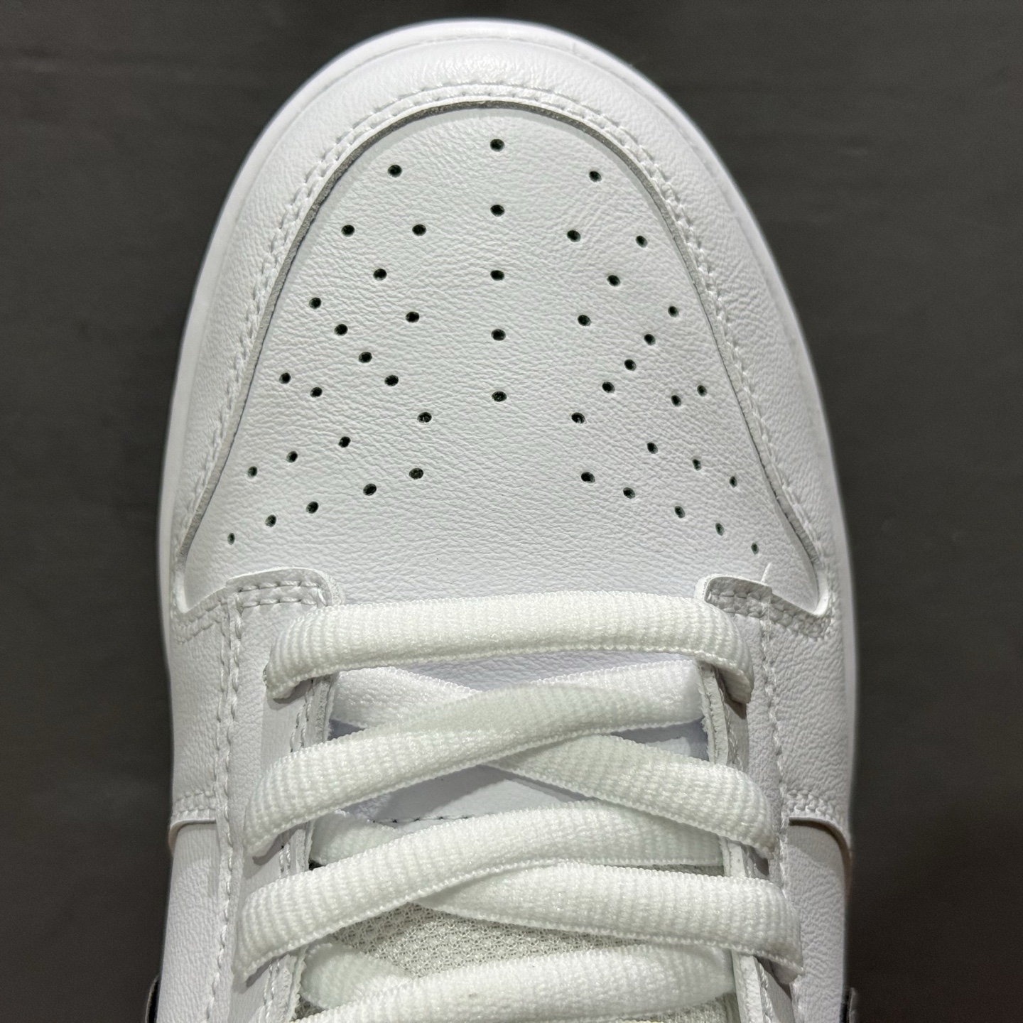 Supreme x Nike Dunk SB Low 白色 此款鞋跟上绣有“94”字样 HQ8487-100