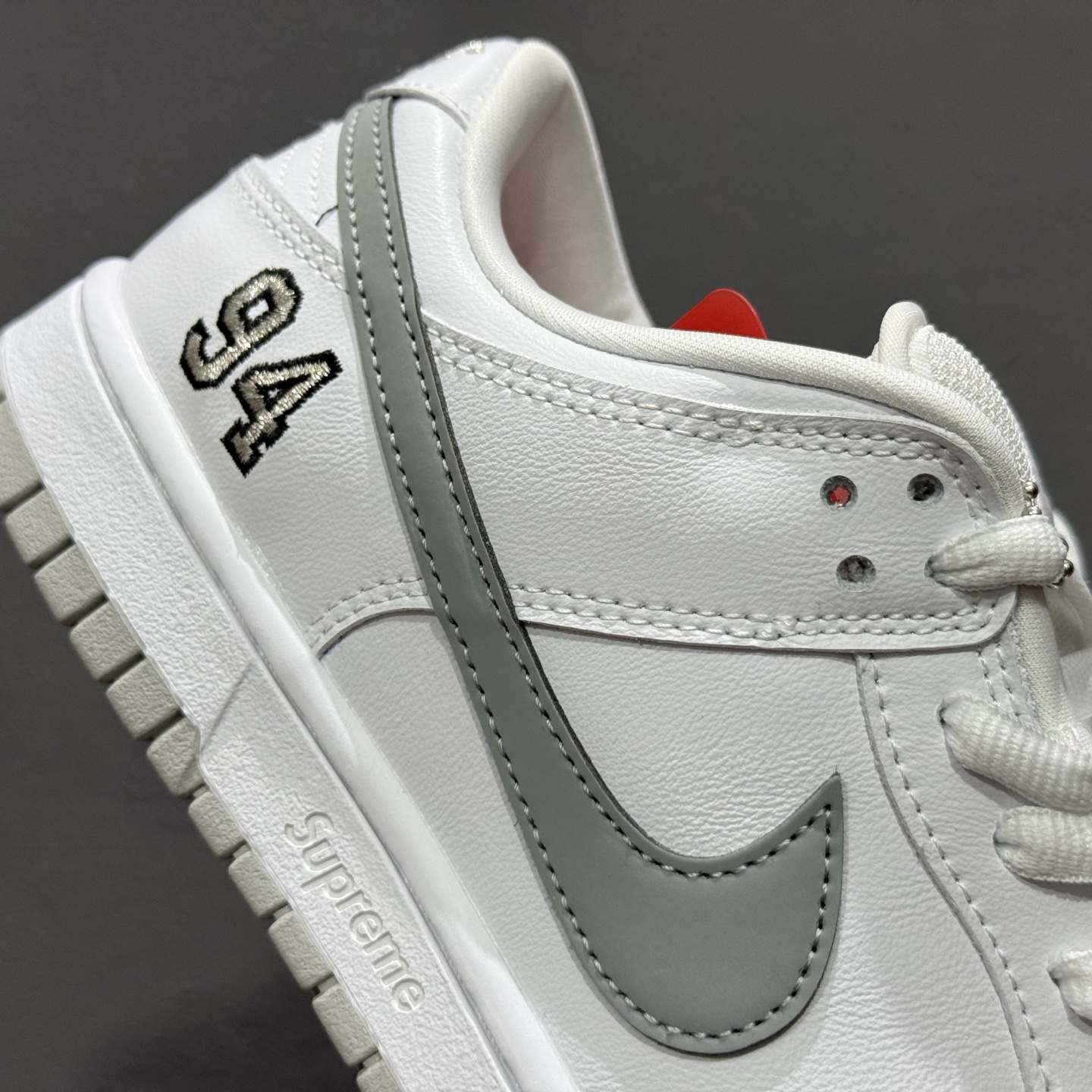 Supreme x Nike Dunk SB Low 白色 此款鞋跟上绣有“94”字样 HQ8487-100