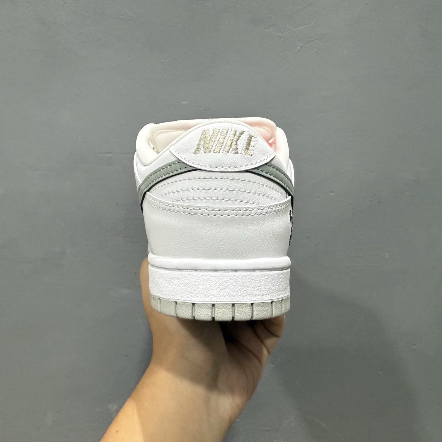 Supreme x Nike Dunk SB Low 白色 此款鞋跟上绣有“94”字样 HQ8487-100