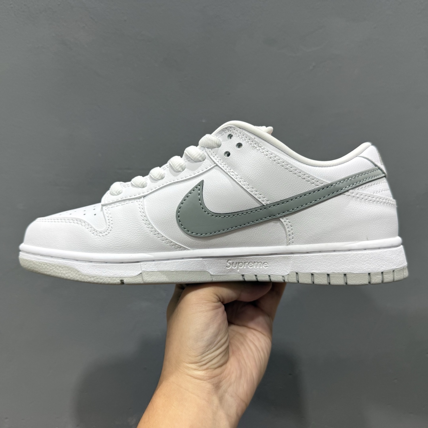 Supreme x Nike Dunk SB Low 白色 此款鞋跟上绣有“94”字样 HQ8487-100