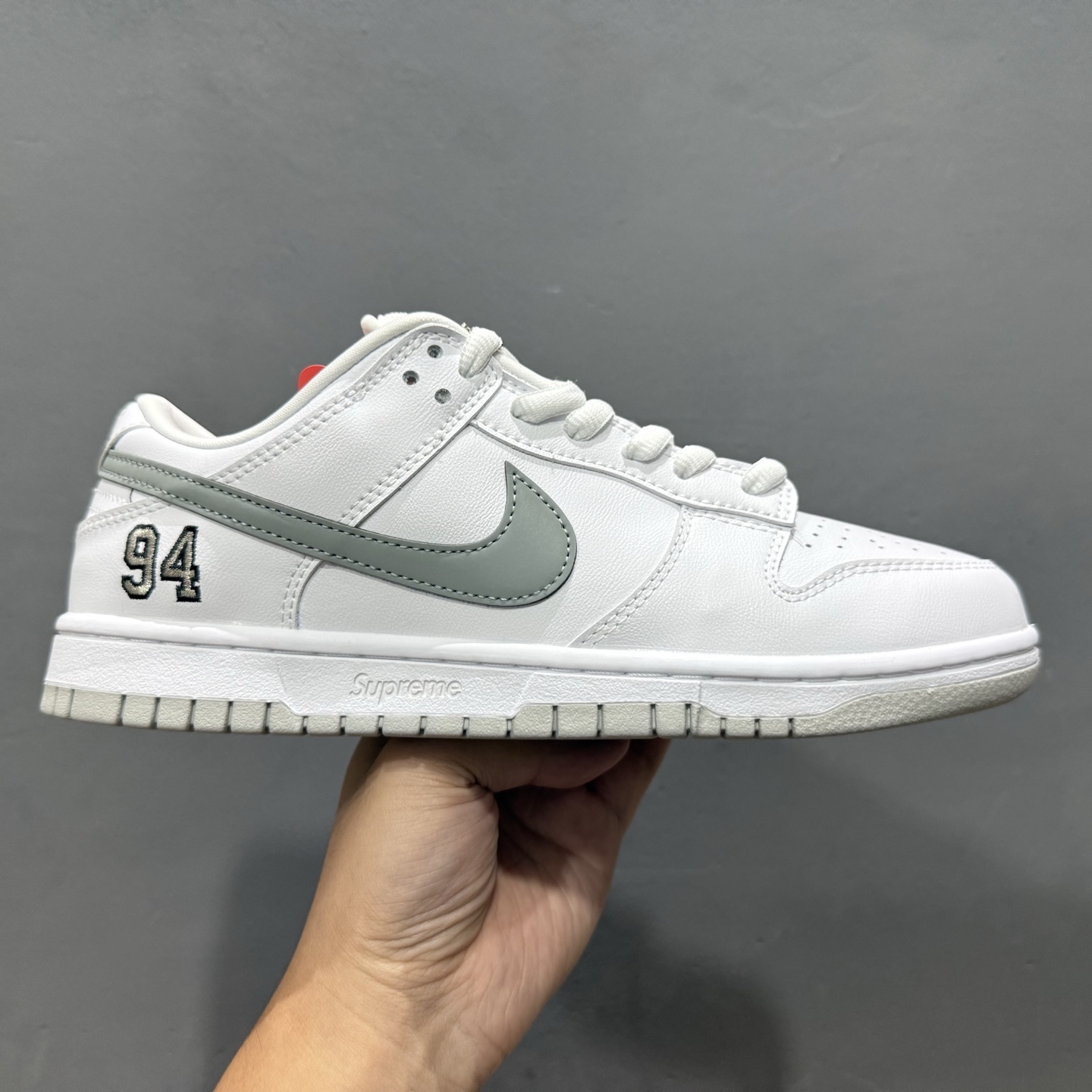 Supreme x Nike Dunk SB Low 白色 此款鞋跟上绣有“94”字样 HQ8487-100